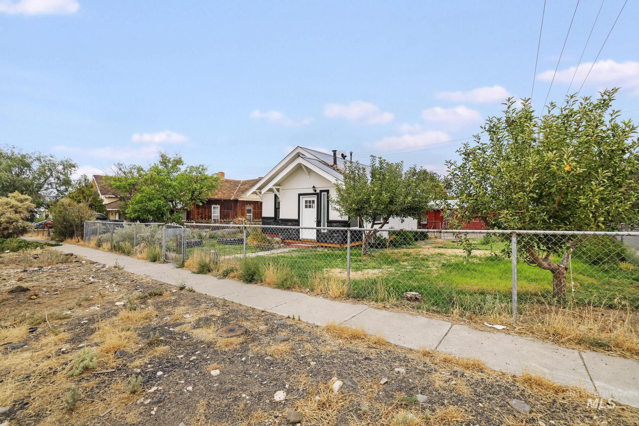 228 8Th Ave S, Buhl, Idaho 83316, 2 Bedrooms, 1 Bathroom, Residential For Sale, Price $250,000,MLS 98999114