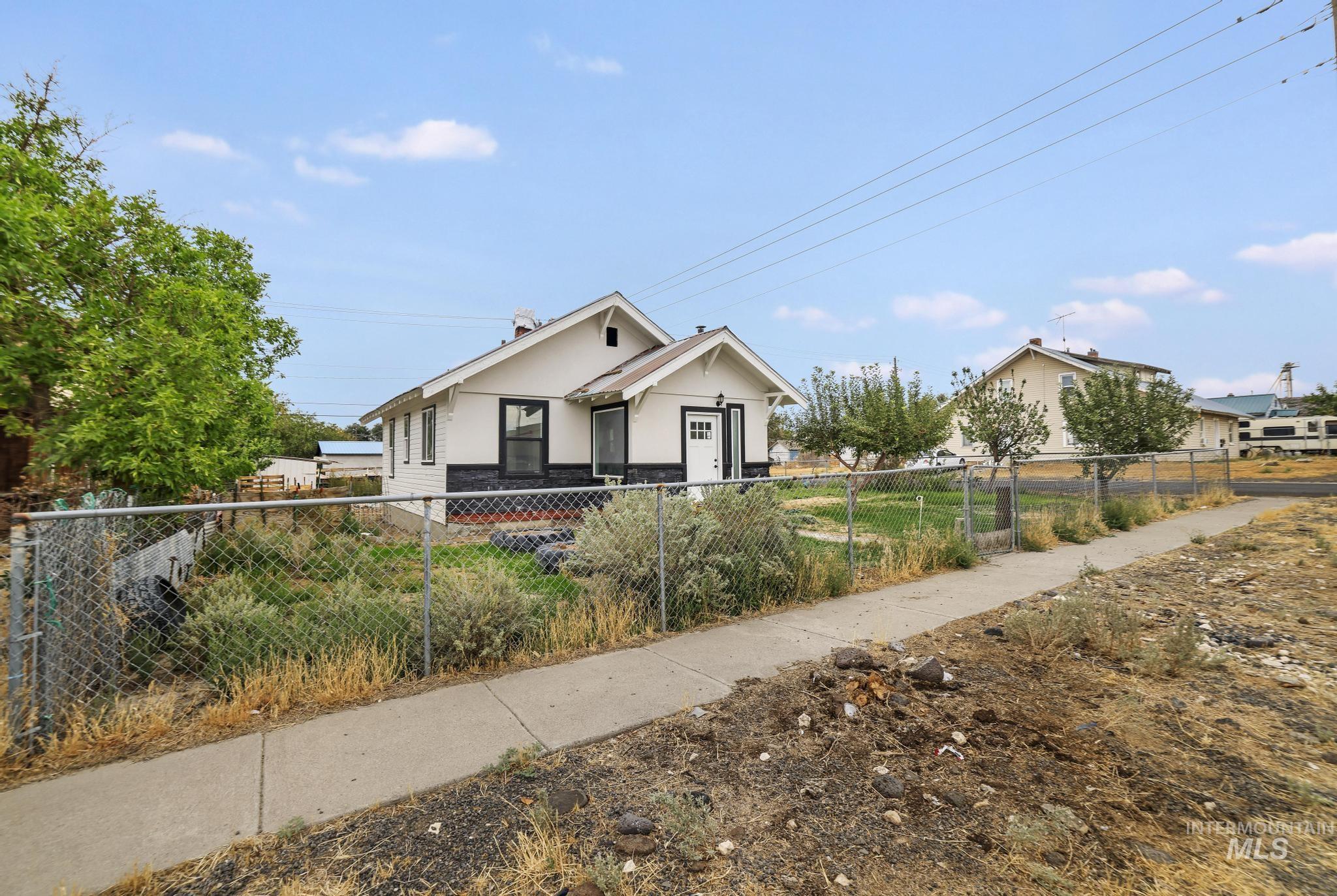 228 8Th Ave S, Buhl, Idaho 83316, 2 Bedrooms, 1 Bathroom, Residential For Sale, Price $250,000,MLS 98999114