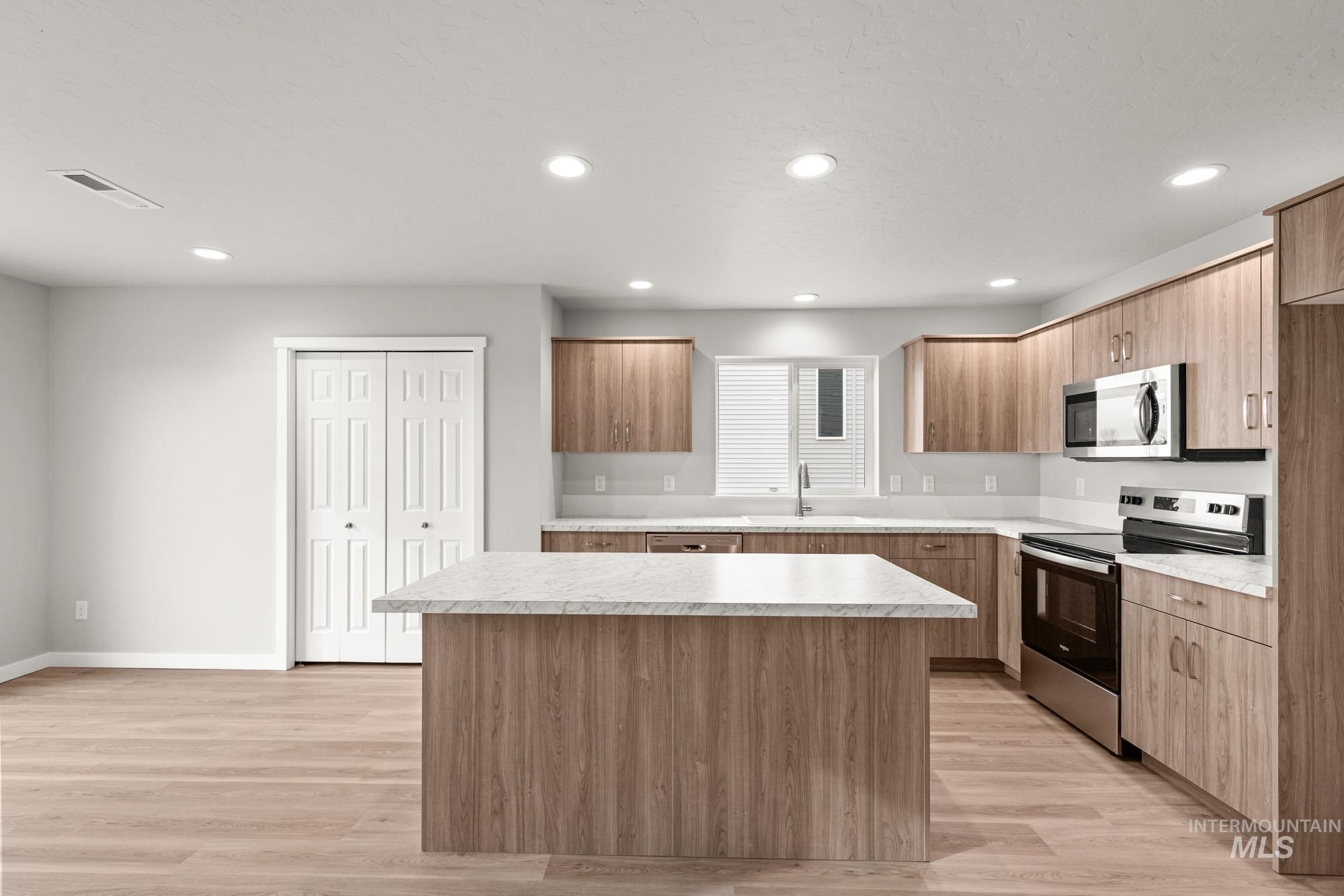 1727 Gyrfalcon St, Middleton, Idaho 83644, 5 Bedrooms, 3 Bathrooms, Residential For Sale, Price $519,990,MLS 98999167