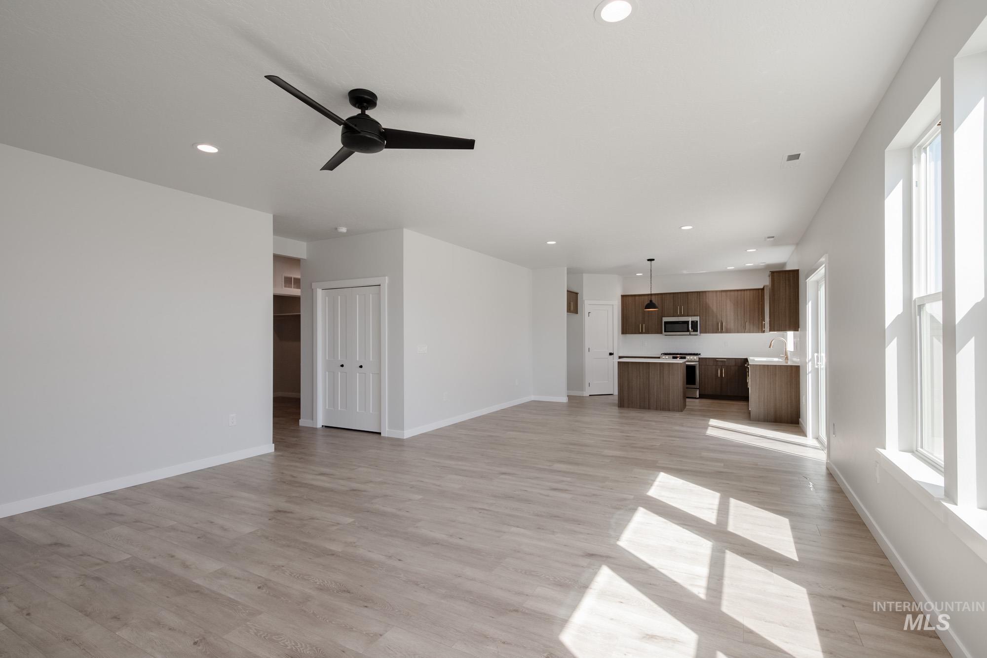 6867 S Lumberton Way, Meridian, Idaho 83642, 4 Bedrooms, 2 Bathrooms, Residential For Sale, Price $459,990,MLS 98999170