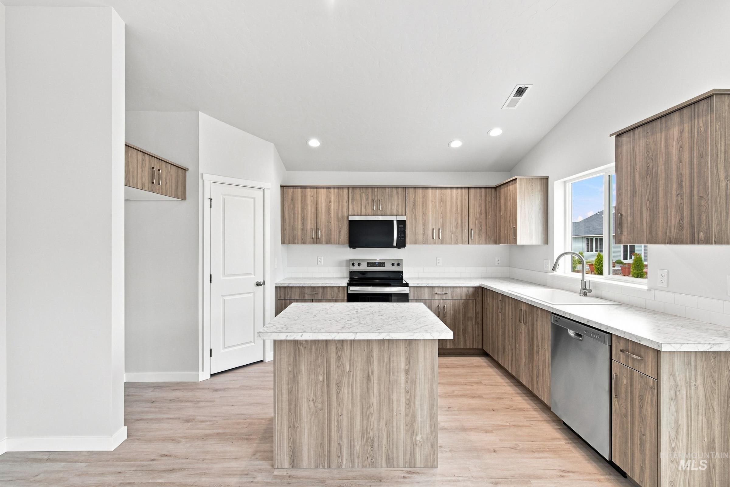 252 N Tideberry Ave, Kuna, Idaho 83634, 4 Bedrooms, 2 Bathrooms, Residential For Sale, Price $454,990,MLS 98999174