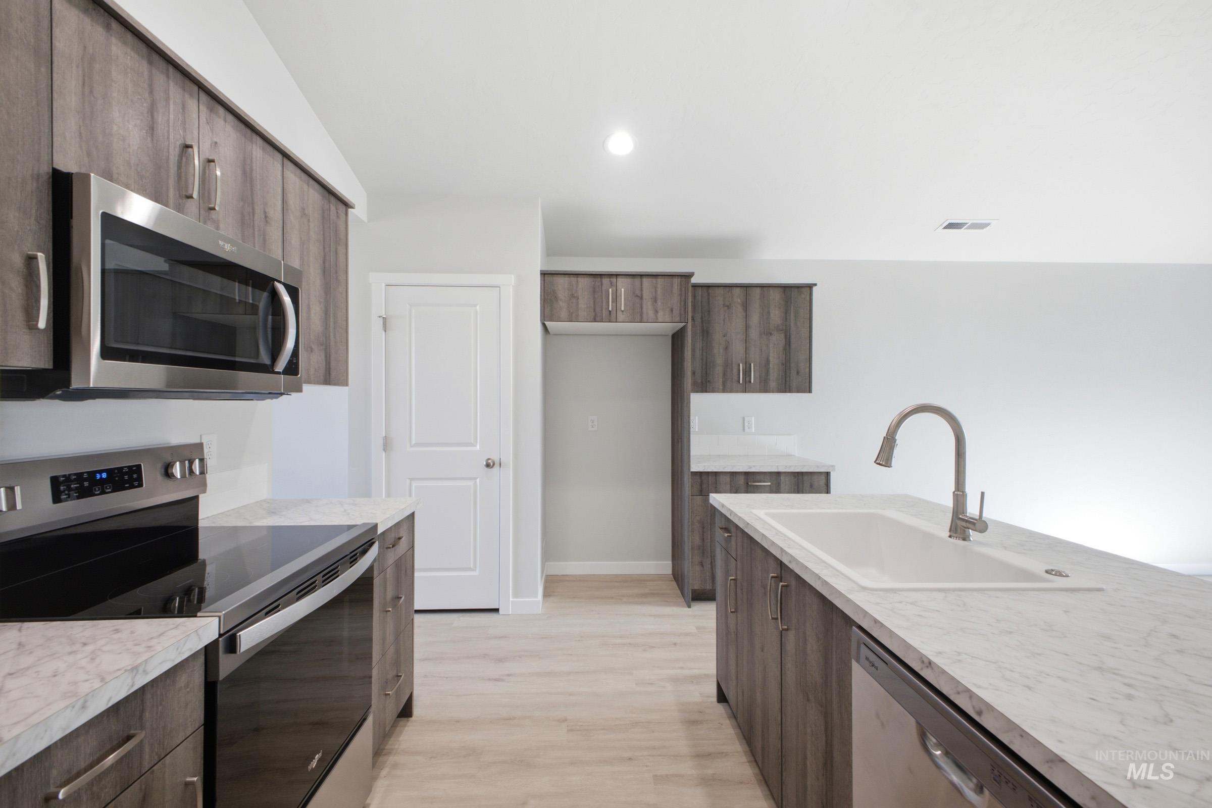 198 N Tideberry Ave, Kuna, Idaho 83634, 3 Bedrooms, 2 Bathrooms, Residential For Sale, Price $419,990,MLS 98999182