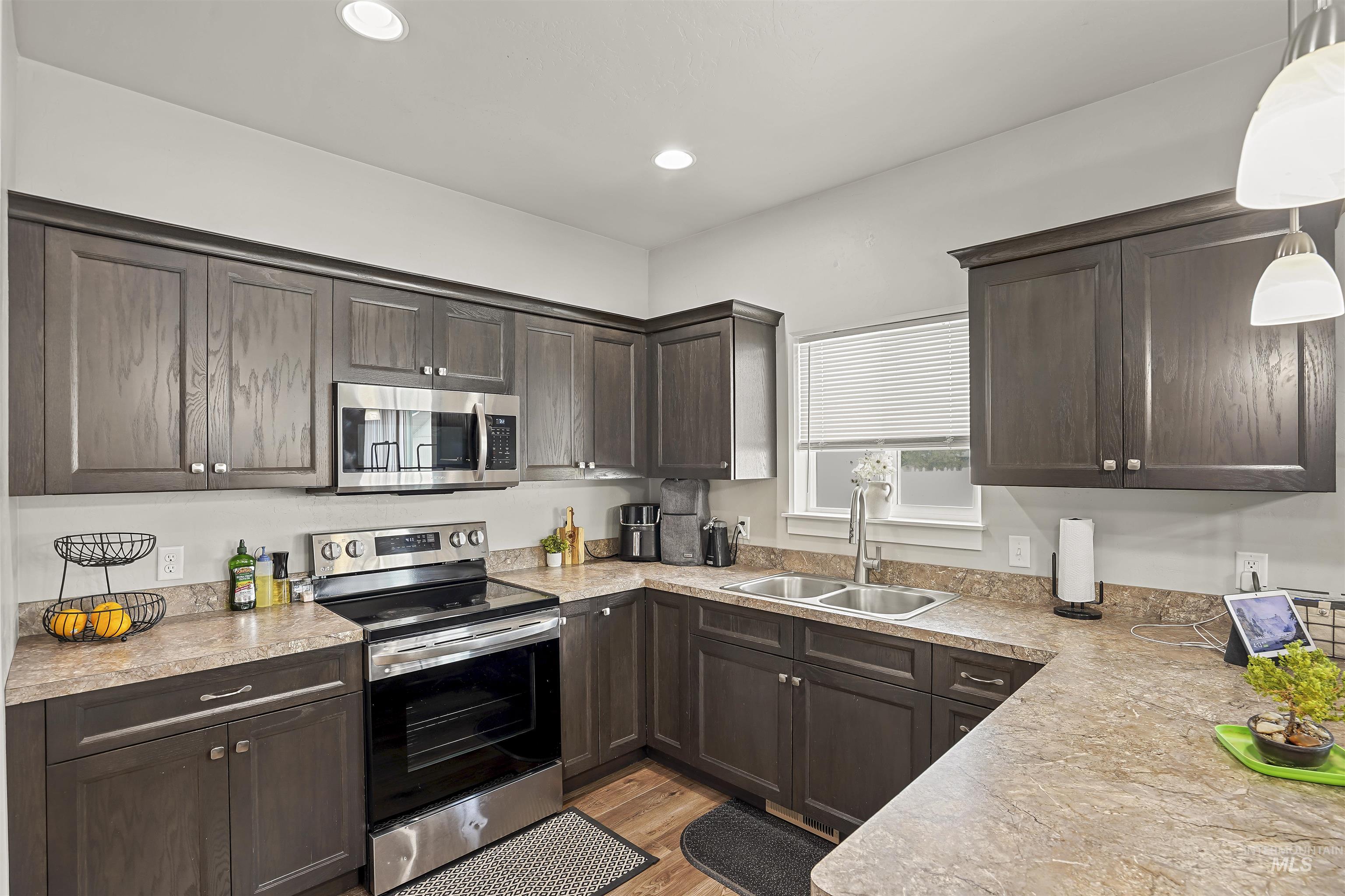 1916 14th Dr, Heyburn, Idaho 83336, 4 Bedrooms, 2 Bathrooms, Residential For Sale, Price $380,000,MLS 98999208