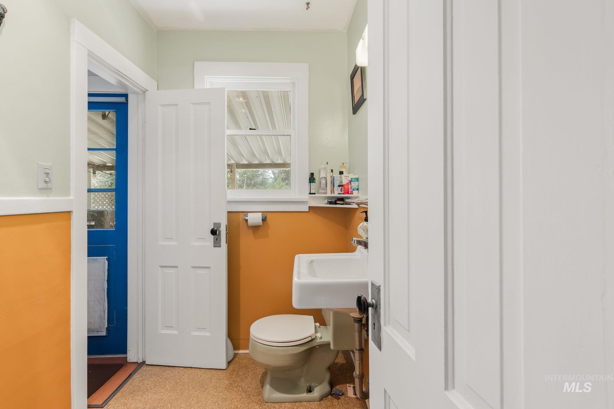 1069 Post Lane, Clarkston, Washington 99403, 2 Bedrooms, 1 Bathroom, Residential For Sale, Price $550,000,MLS 98999221