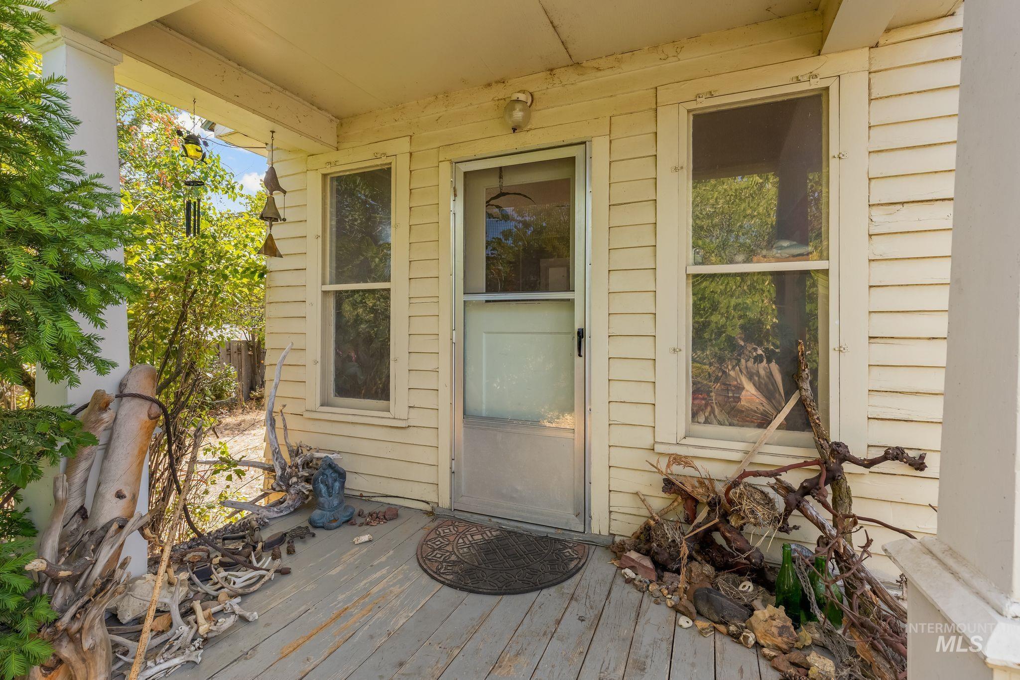 1069 Post Lane, Clarkston, Washington 99403, 2 Bedrooms, 1 Bathroom, Residential For Sale, Price $550,000,MLS 98999221