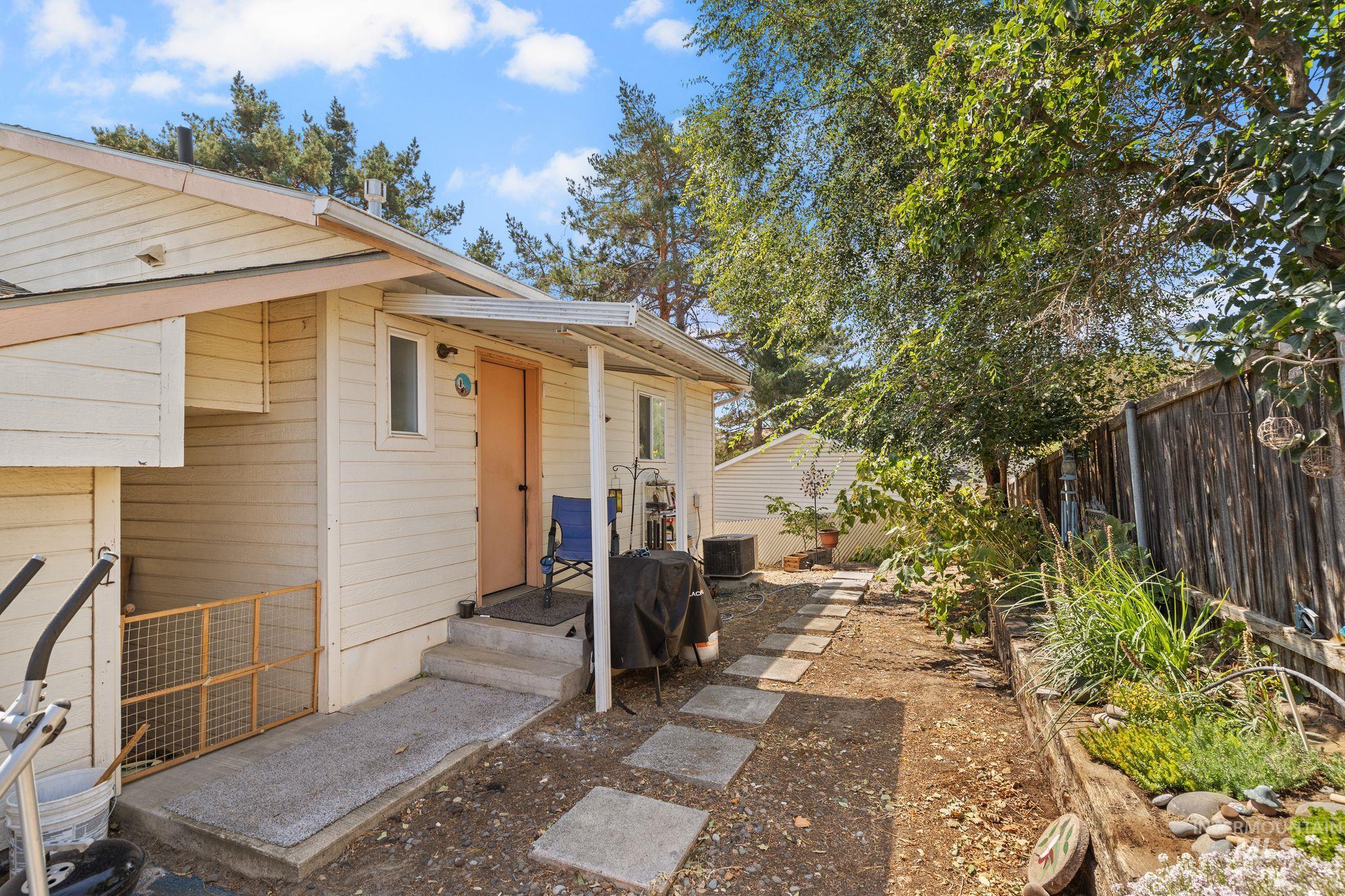 1071 Post Lane, Clarkston, Washington 99403, 2 Bedrooms, 1.5 Bathrooms, Residential Income For Sale, Price $550,000, 98999222