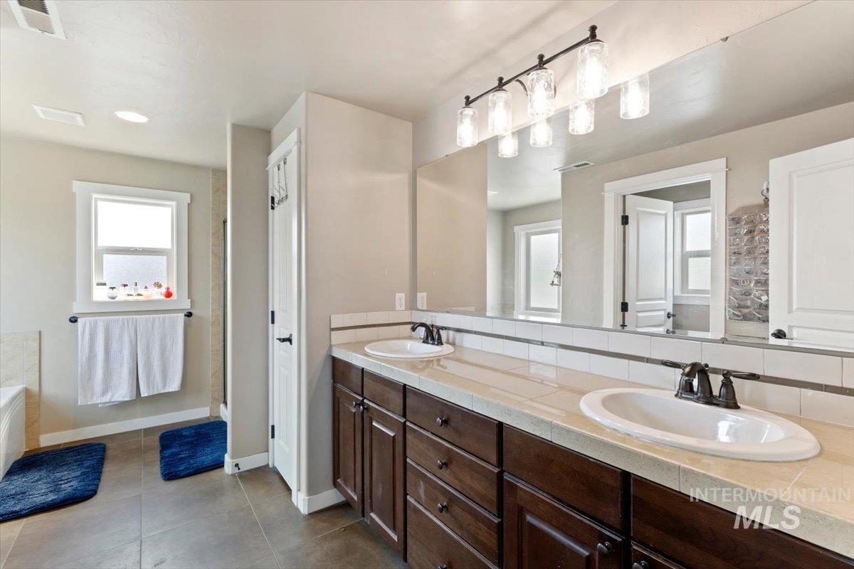 6671 E Black Gold St, Boise, Idaho 83716, 4 Bedrooms, 2.5 Bathrooms, Residential For Sale, Price $674,900,MLS 98999226