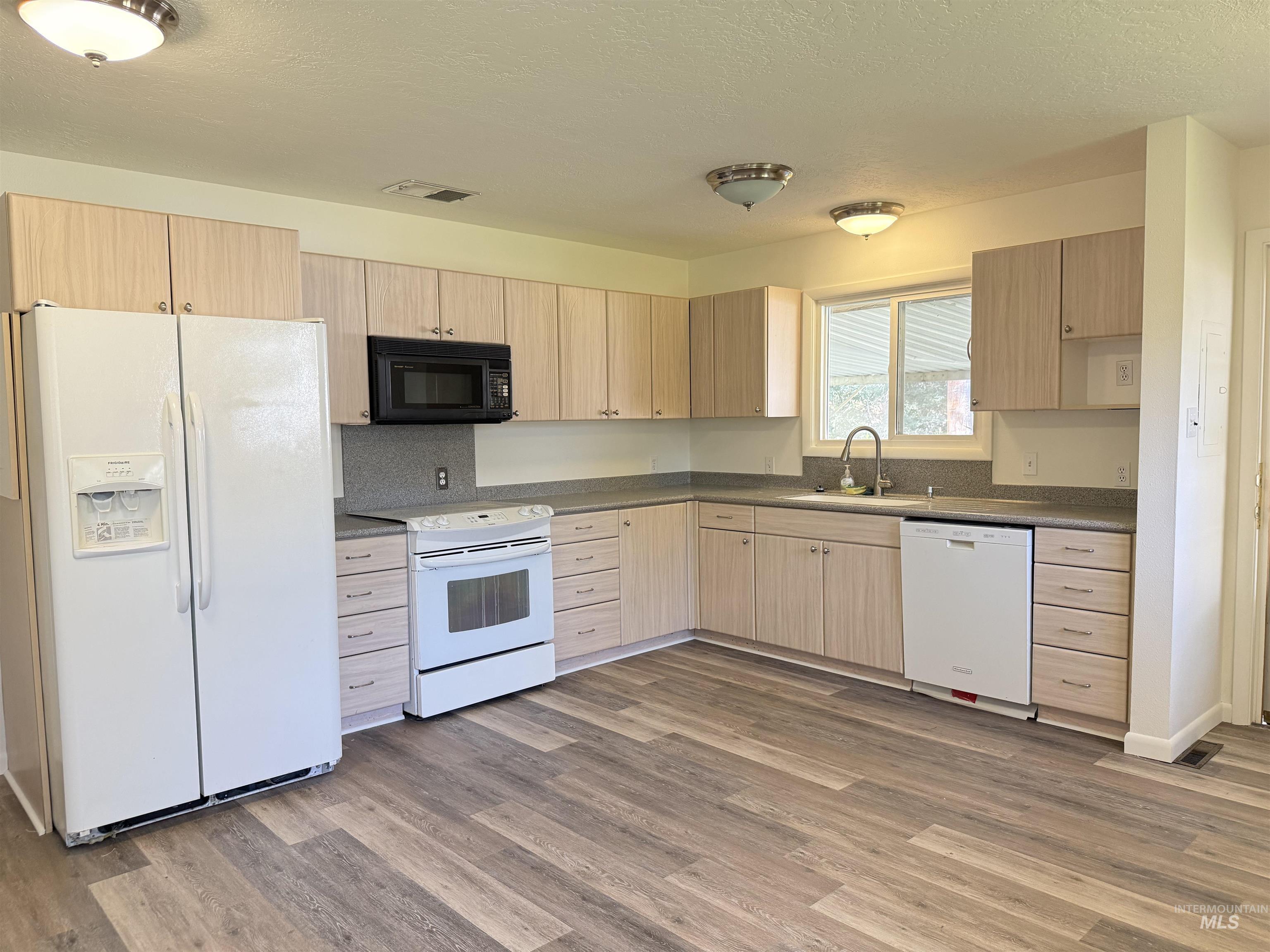 2023 Falls Ave E, Twin Falls, Idaho 83301, 3 Bedrooms, 2 Bathrooms, Residential For Sale, Price $399,500,MLS 98999228
