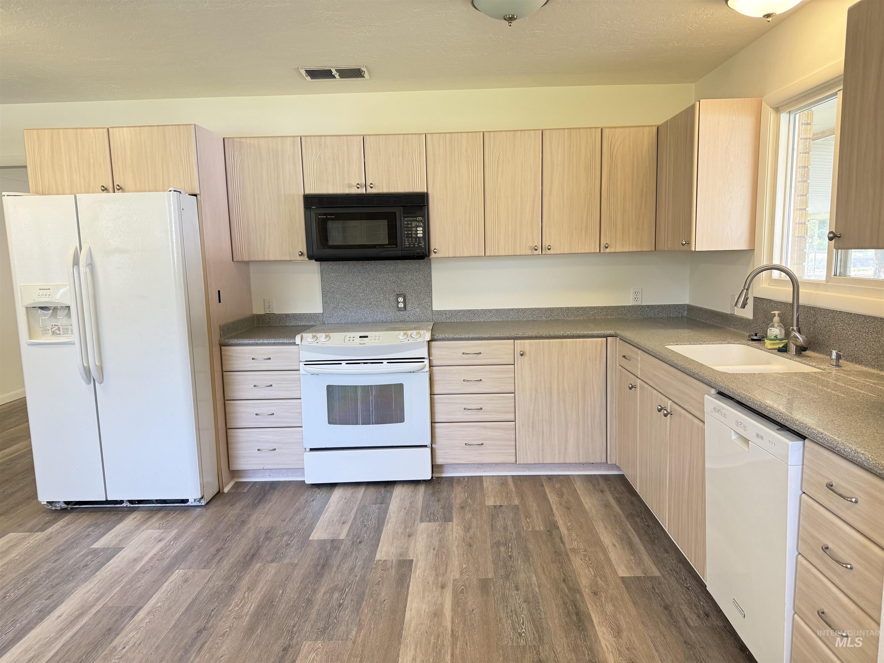 2023 Falls Ave E, Twin Falls, Idaho 83301, 3 Bedrooms, 2 Bathrooms, Residential For Sale, Price $399,500,MLS 98999228