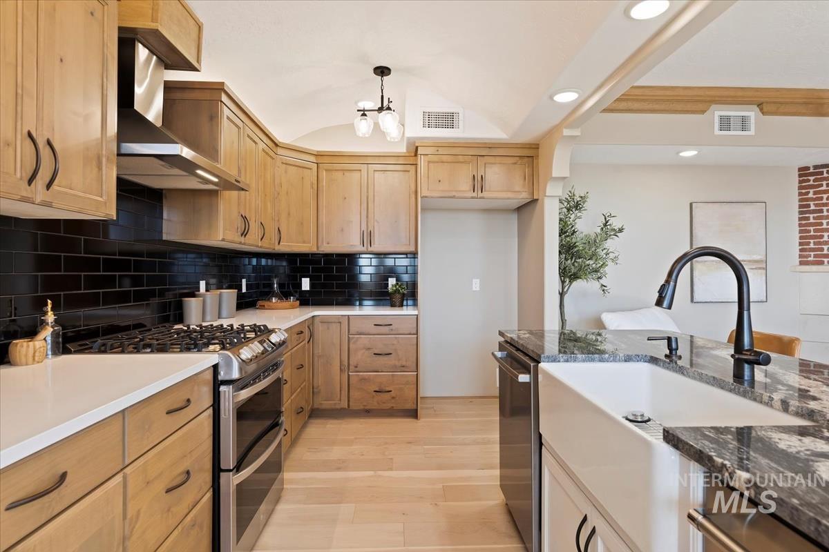 79 E Aikens Street, Eagle, Idaho 83616, 2 Bedrooms, 2 Bathrooms, Residential For Sale, Price $825,000,MLS 98999231