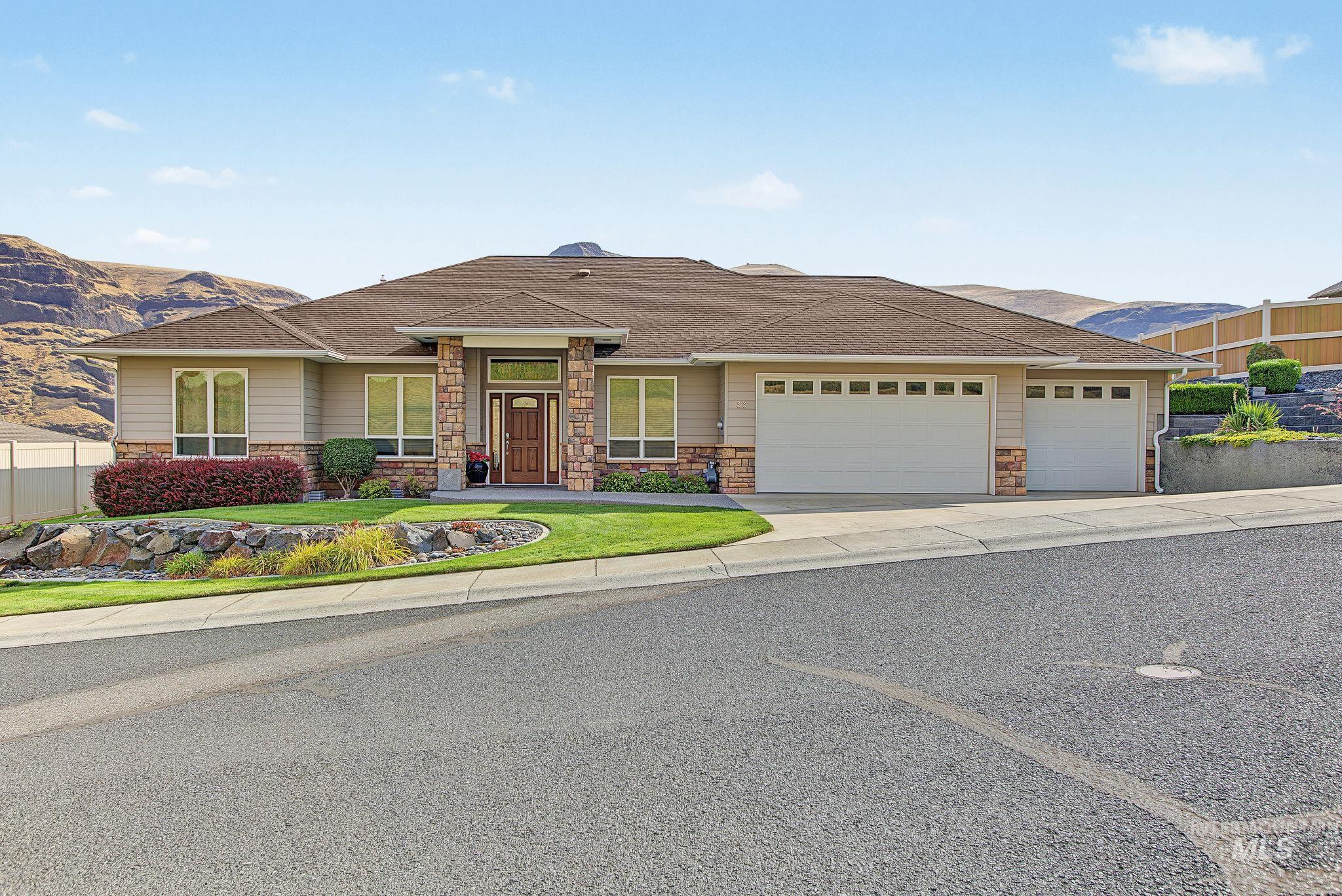 33 Riverpointe Dr., Asotin, Washington 99402, 3 Bedrooms, 2 Bathrooms, Residential For Sale, Price $599,500,MLS 98999244