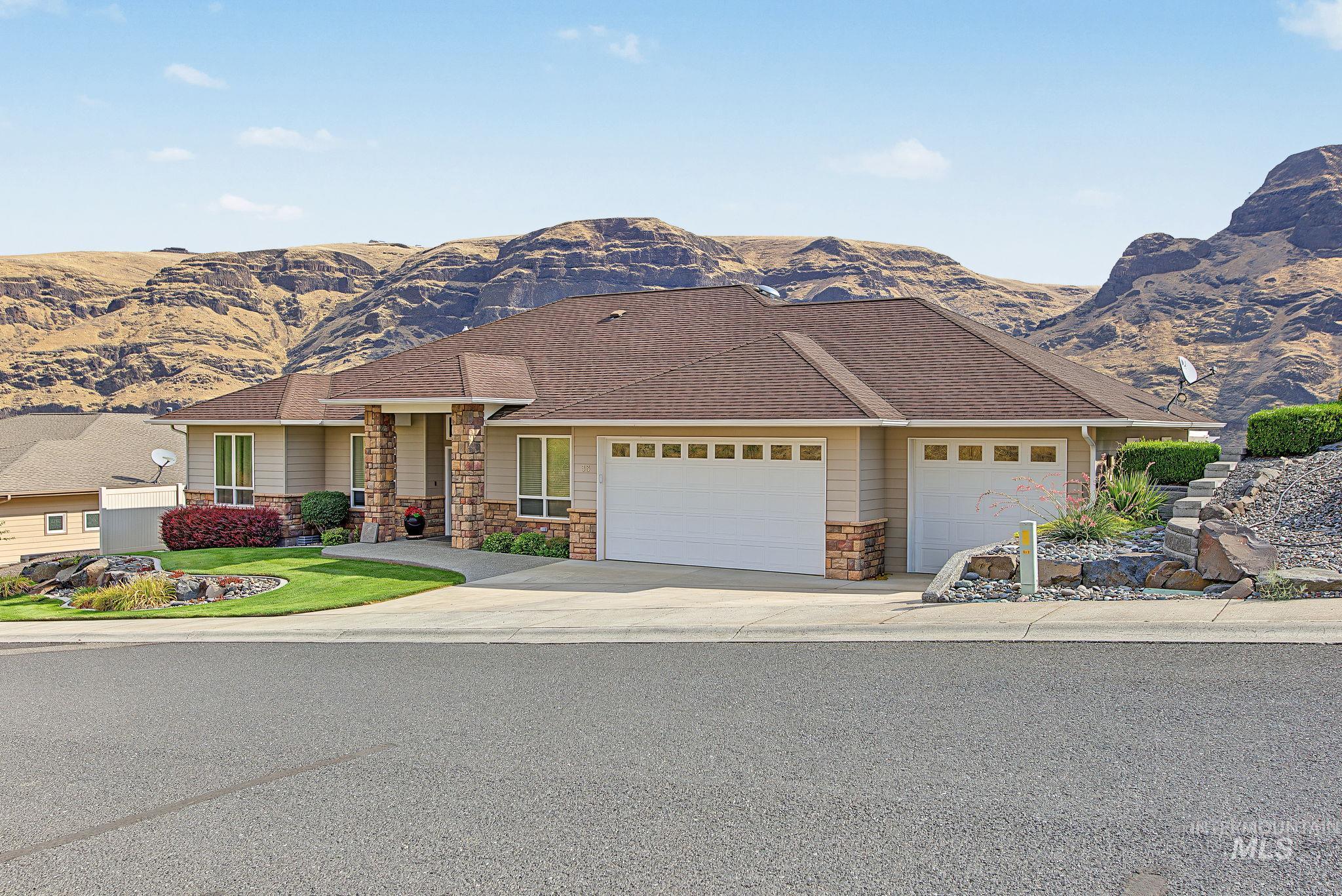 33 Riverpointe Dr., Asotin, Washington 99402, 3 Bedrooms, 2 Bathrooms, Residential For Sale, Price $599,500,MLS 98999244