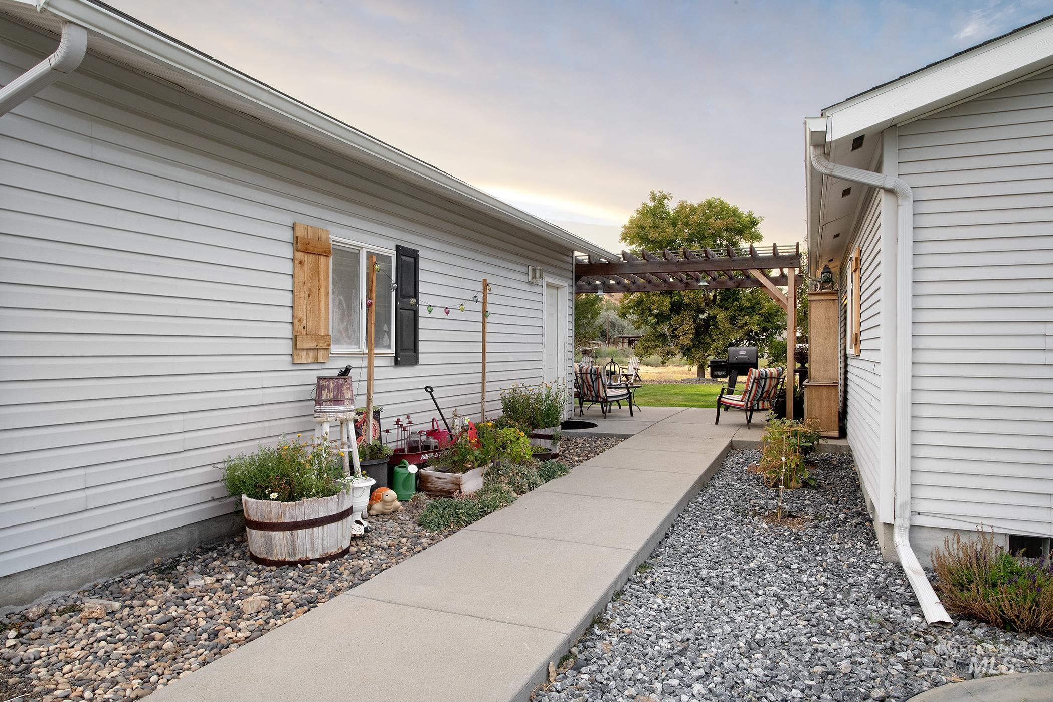 412 Foothill Drive, Ontario, Oregon 97914, 3 Bedrooms, 2 Bathrooms, Residential For Sale, Price $355,000,MLS 98999250