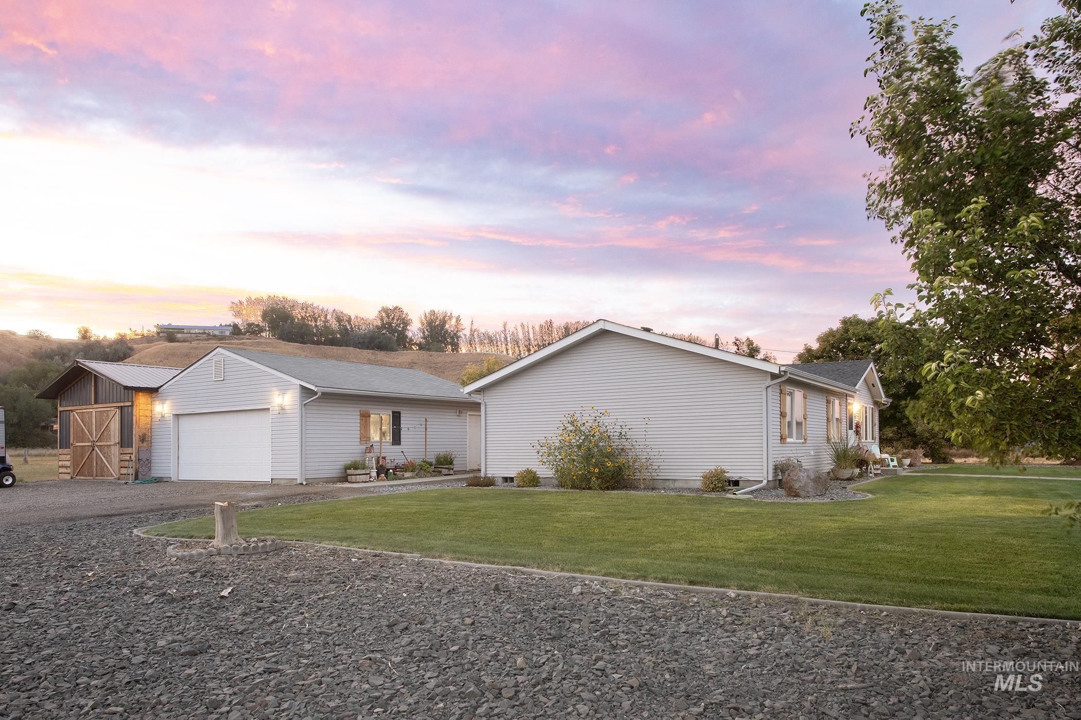 412 Foothill Drive, Ontario, Oregon 97914, 3 Bedrooms, 2 Bathrooms, Residential For Sale, Price $355,000,MLS 98999250