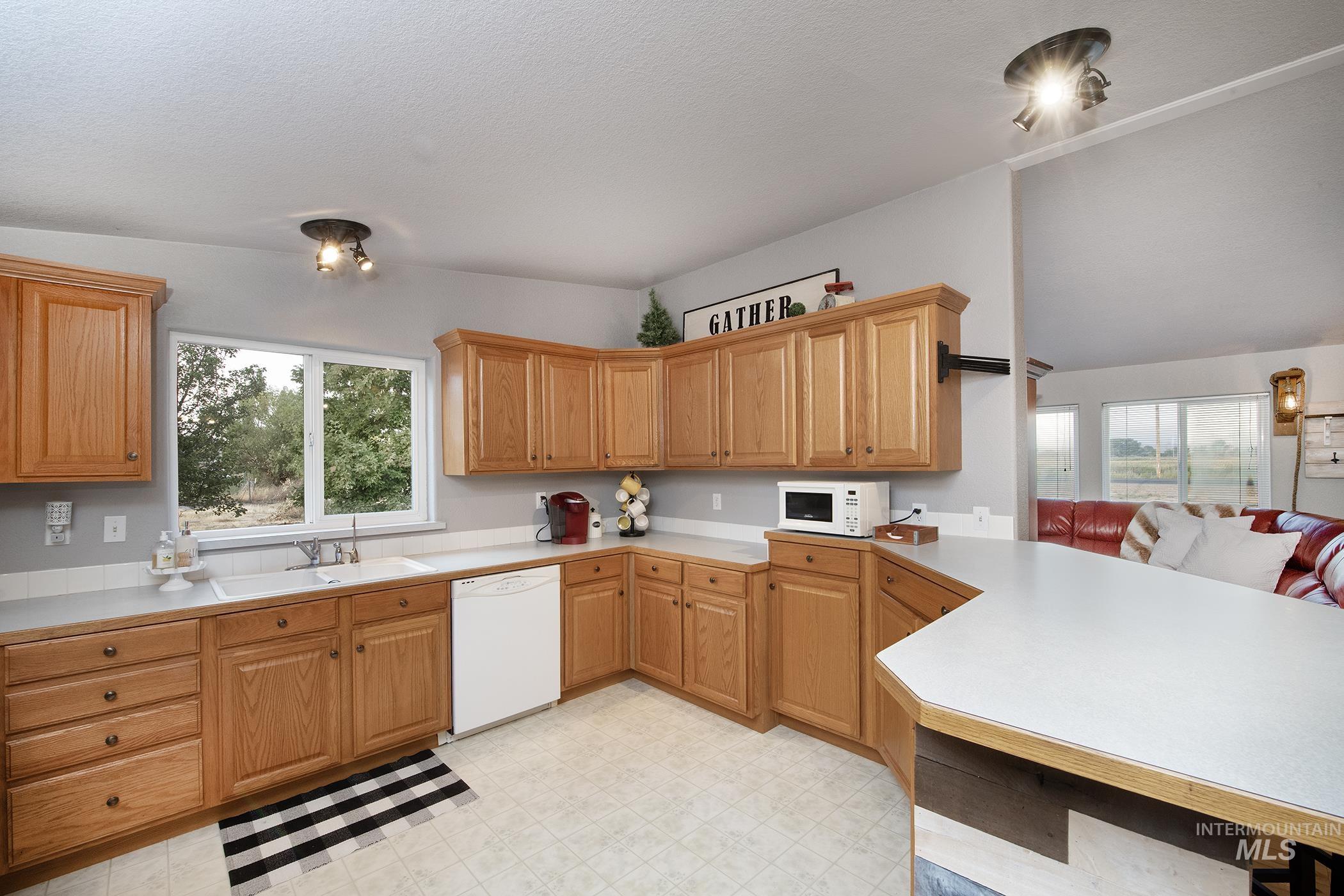 412 Foothill Drive, Ontario, Oregon 97914, 3 Bedrooms, 2 Bathrooms, Residential For Sale, Price $355,000,MLS 98999250