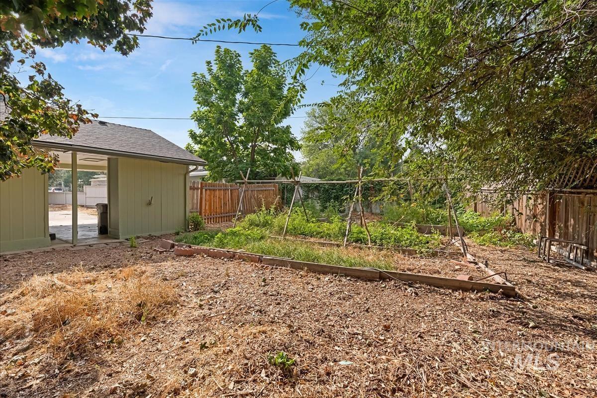 2068 S Crystal Way, Boise, Idaho 83706, 3 Bedrooms, 2 Bathrooms, Residential For Sale, Price $599,000,MLS 98999272