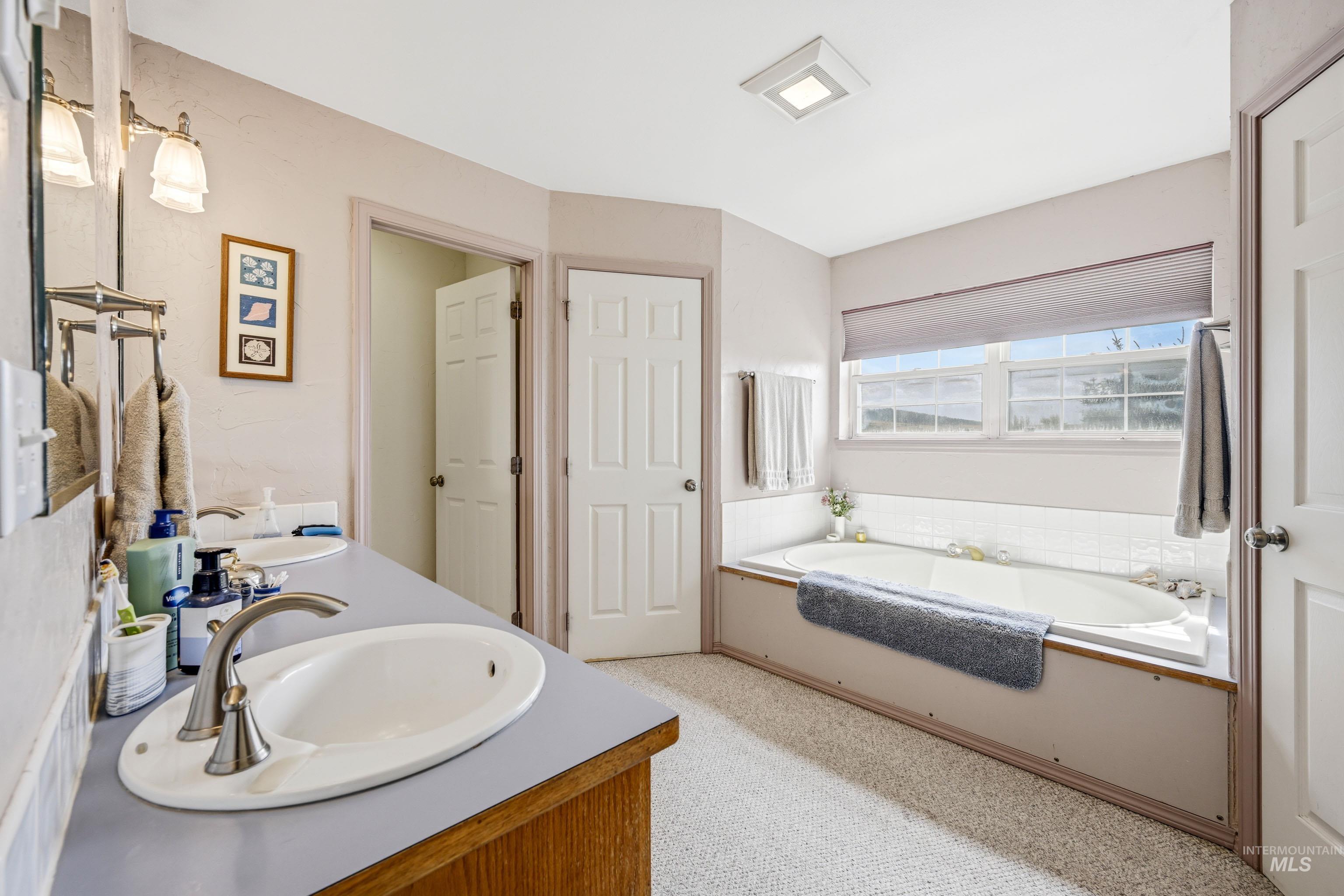 1672 Appaloosa Rd, Moscow, Idaho 83843, 5 Bedrooms, 3.5 Bathrooms, Residential For Sale, Price $720,000,MLS 98999278