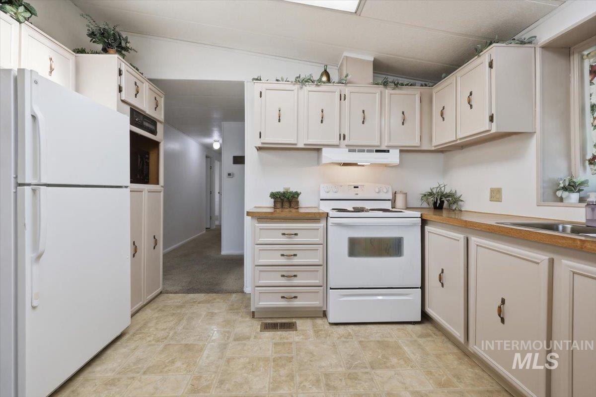 1907 W Flamingo, Nampa, Idaho 83651, 2 Bedrooms, 2 Bathrooms, Residential For Sale, Price $179,900,MLS 98999284