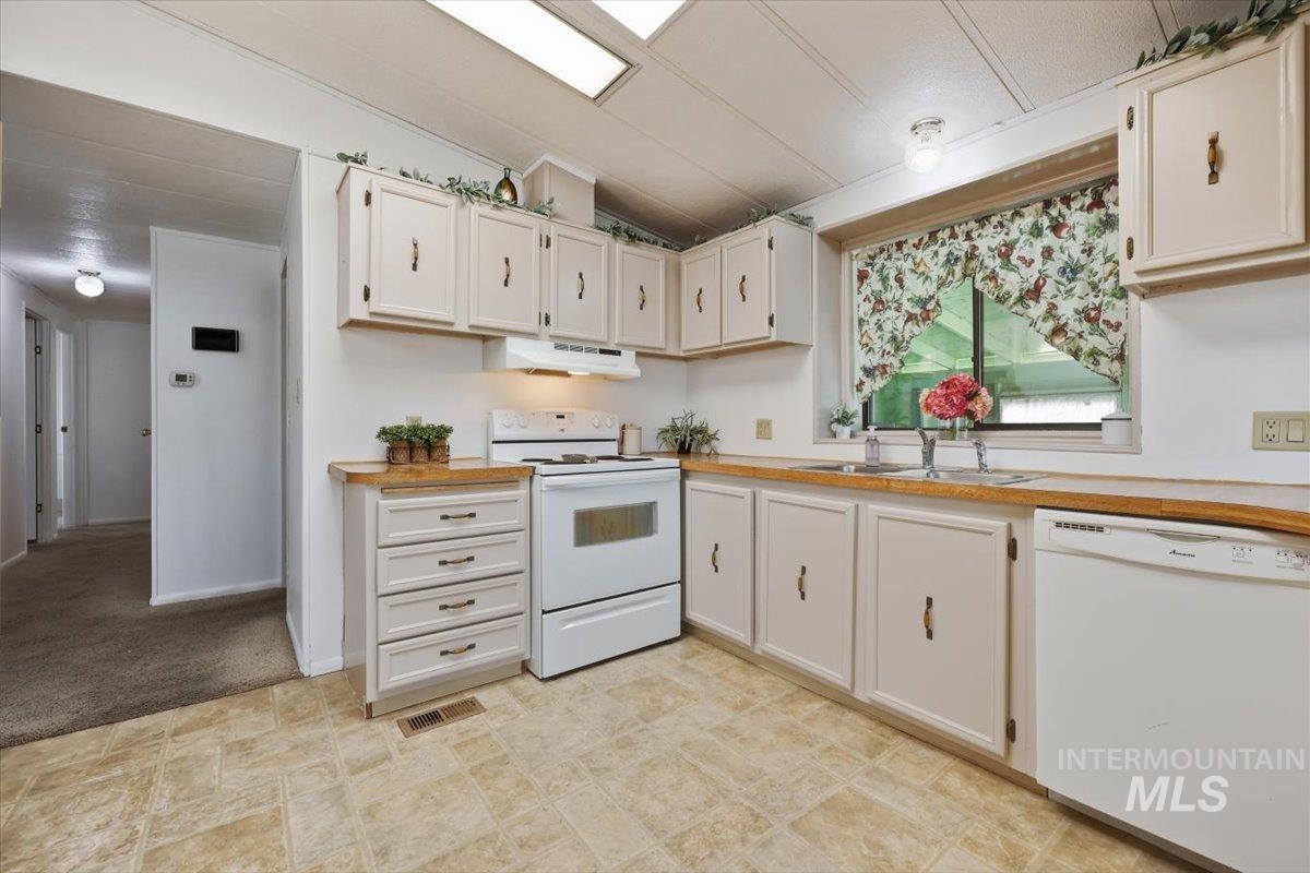 1907 W Flamingo, Nampa, Idaho 83651, 2 Bedrooms, 2 Bathrooms, Residential For Sale, Price $179,900,MLS 98999284