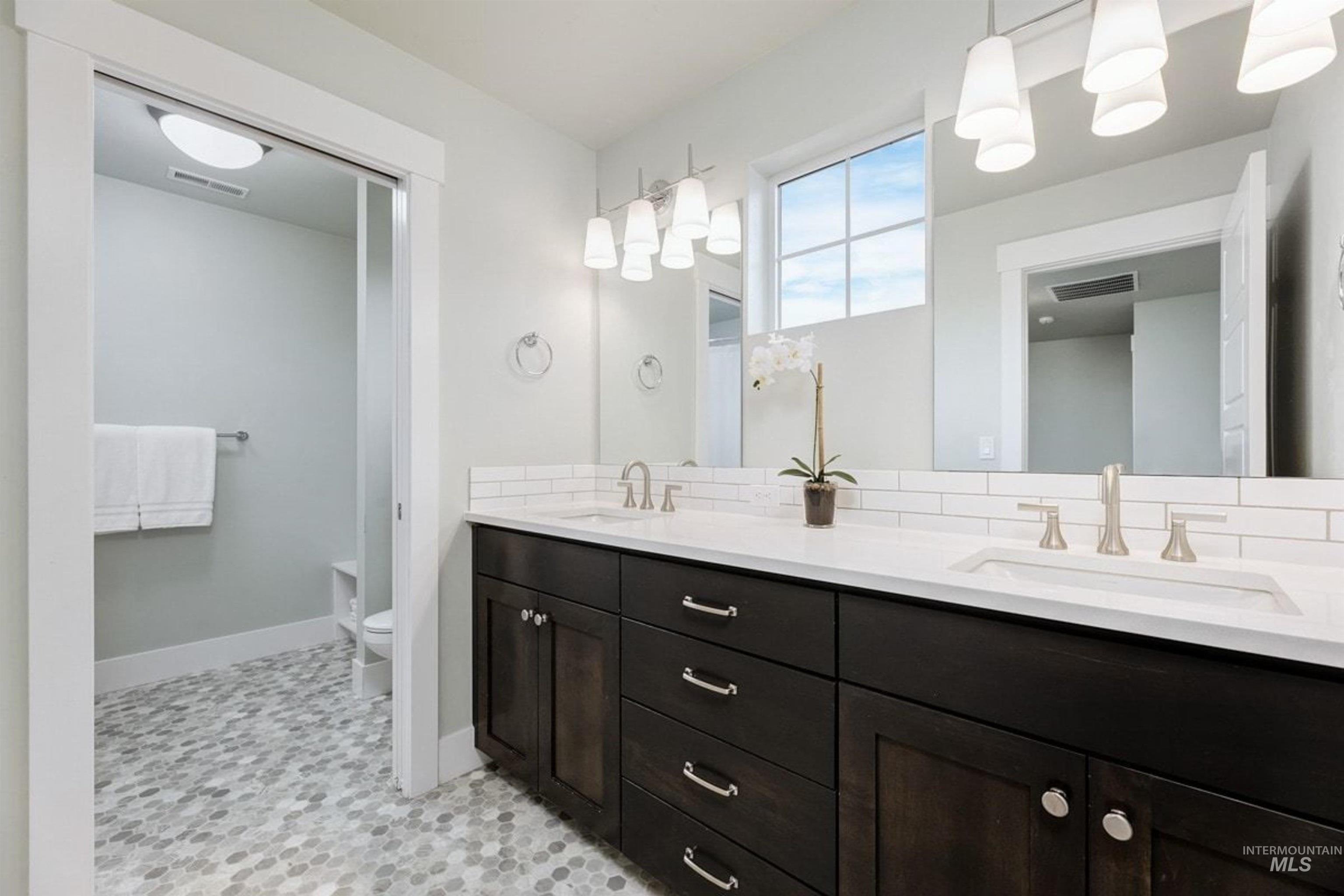 5832 N Bolsena Ave, Meridian, Idaho 83646, 5 Bedrooms, 3.5 Bathrooms, Residential For Sale, Price $928,000,MLS 98999299