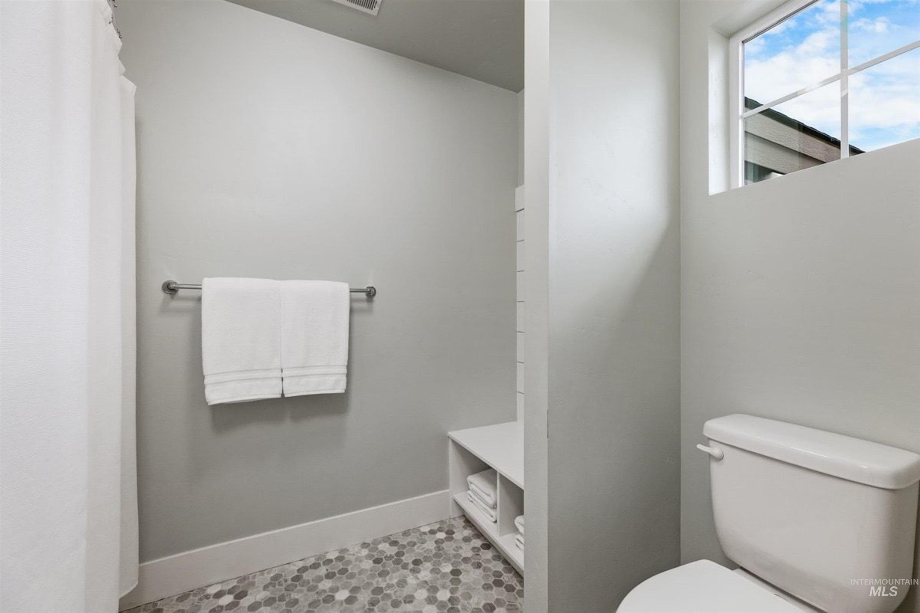 5832 N Bolsena Ave, Meridian, Idaho 83646, 5 Bedrooms, 3.5 Bathrooms, Residential For Sale, Price $928,000,MLS 98999299