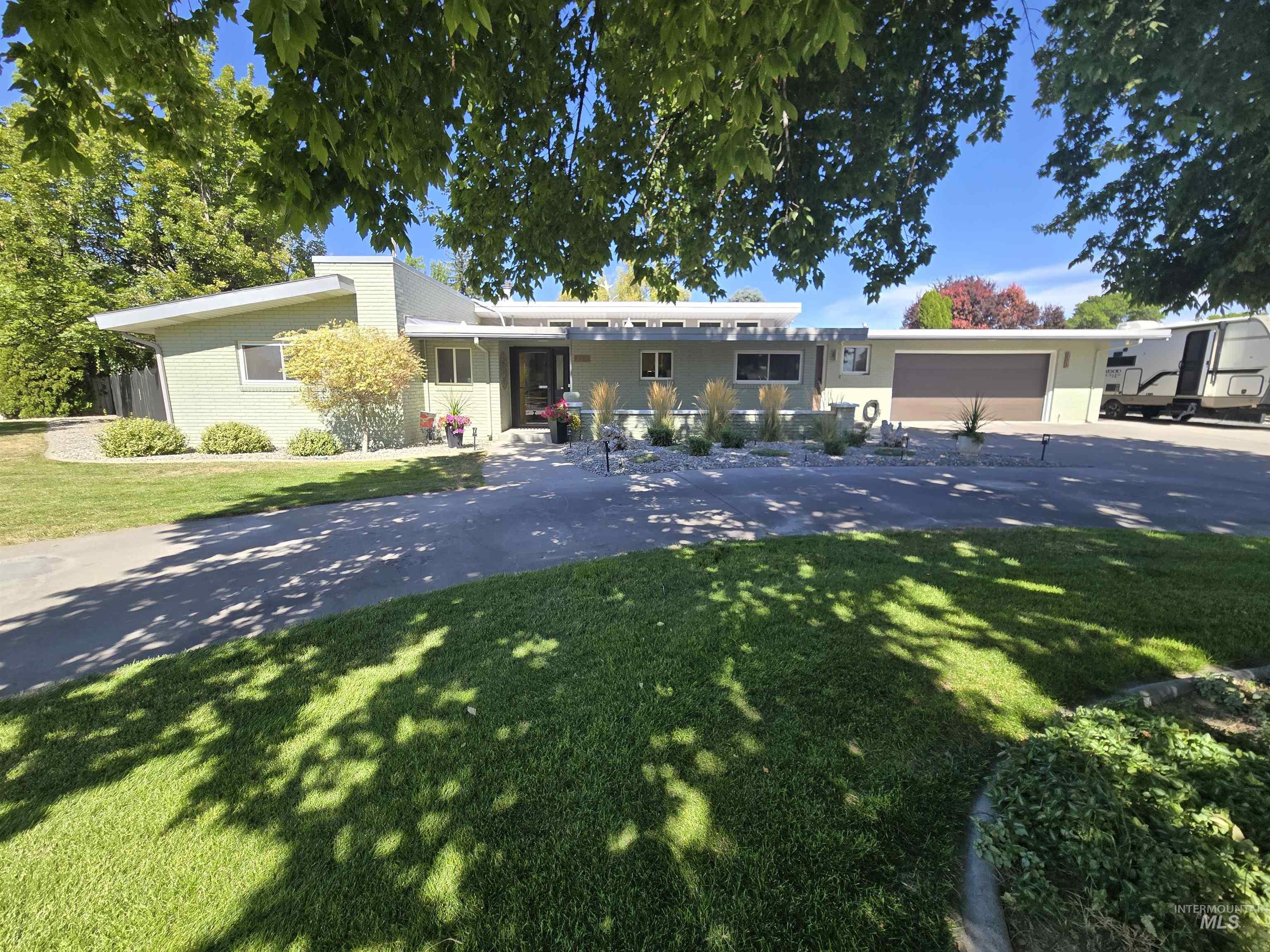 733 Greenwood Drive, Twin Falls, Idaho 83301, 3 Bedrooms, 3 Bathrooms, Residential For Sale, Price $429,000,MLS 98999302