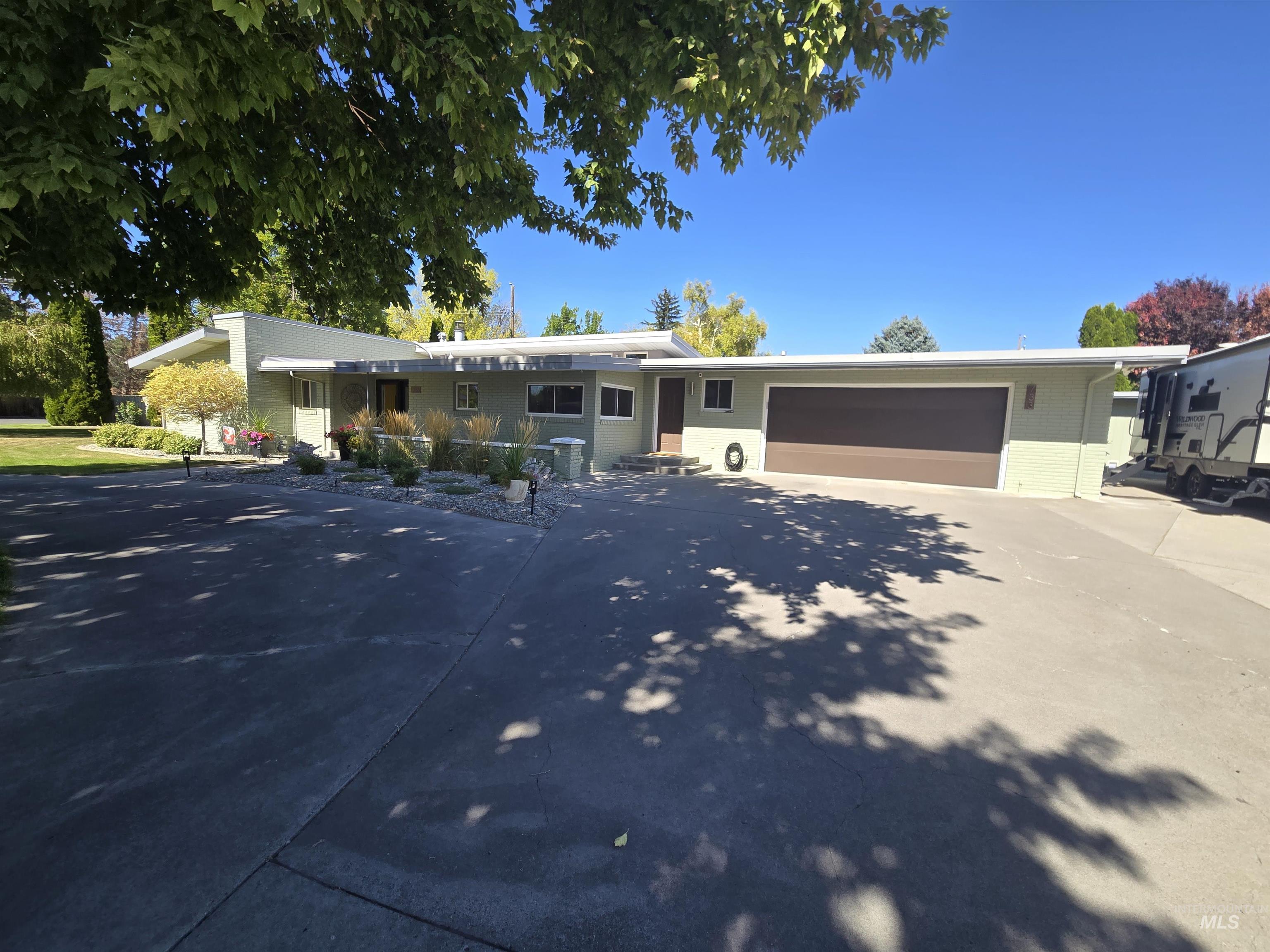 733 Greenwood Drive, Twin Falls, Idaho 83301, 3 Bedrooms, 3 Bathrooms, Residential For Sale, Price $429,000,MLS 98999302