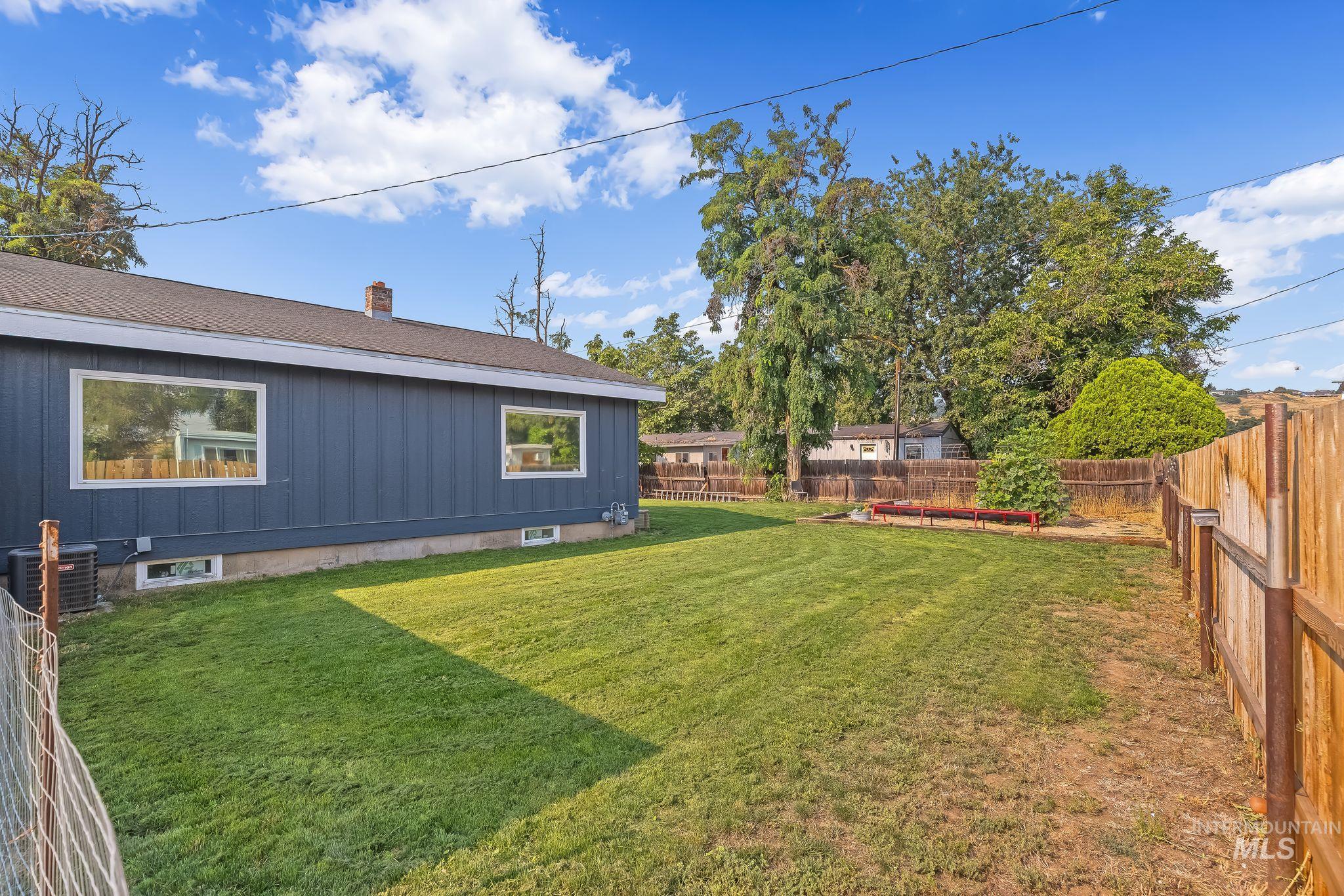 1011 20th Avenue, Clarkston, Washington 99403, 3 Bedrooms, 2 Bathrooms, Residential For Sale, Price $425,000, 98999339