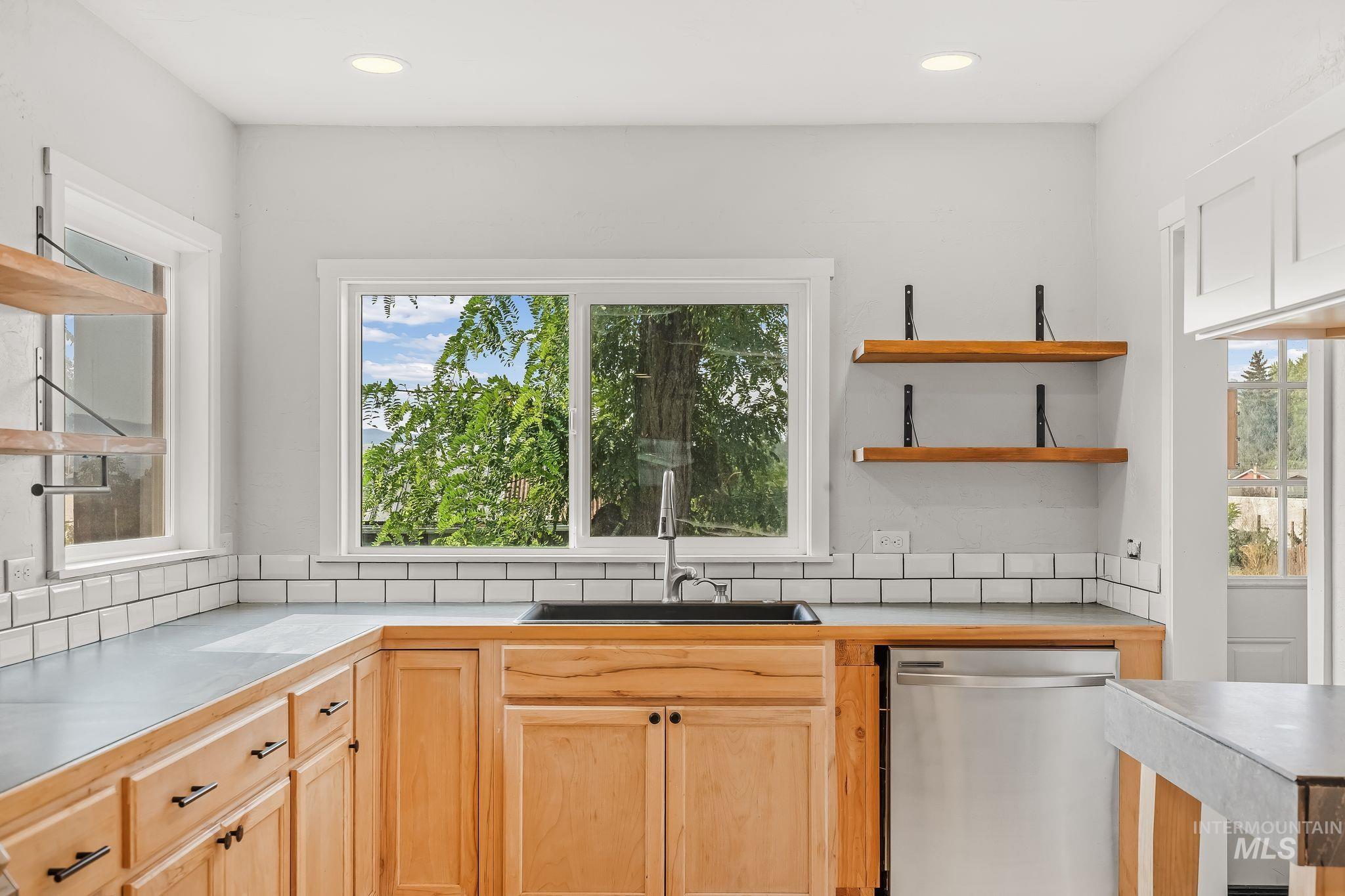 1011 20th Avenue, Clarkston, Washington 99403, 3 Bedrooms, 2 Bathrooms, Residential For Sale, Price $425,000, 98999339