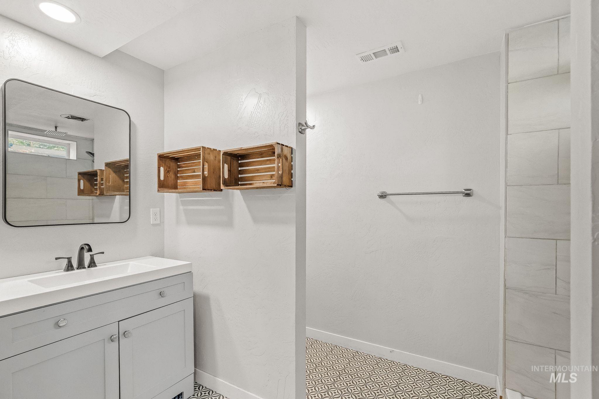 1011 20th Avenue, Clarkston, Washington 99403, 3 Bedrooms, 2 Bathrooms, Residential For Sale, Price $425,000, 98999339