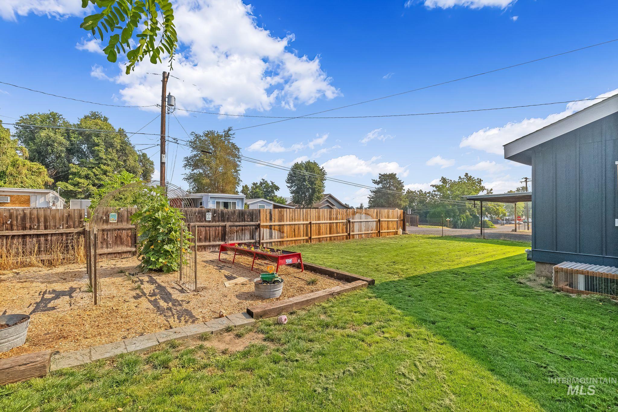 1011 20th Avenue, Clarkston, Washington 99403, 3 Bedrooms, 2 Bathrooms, Residential For Sale, Price $425,000, 98999339