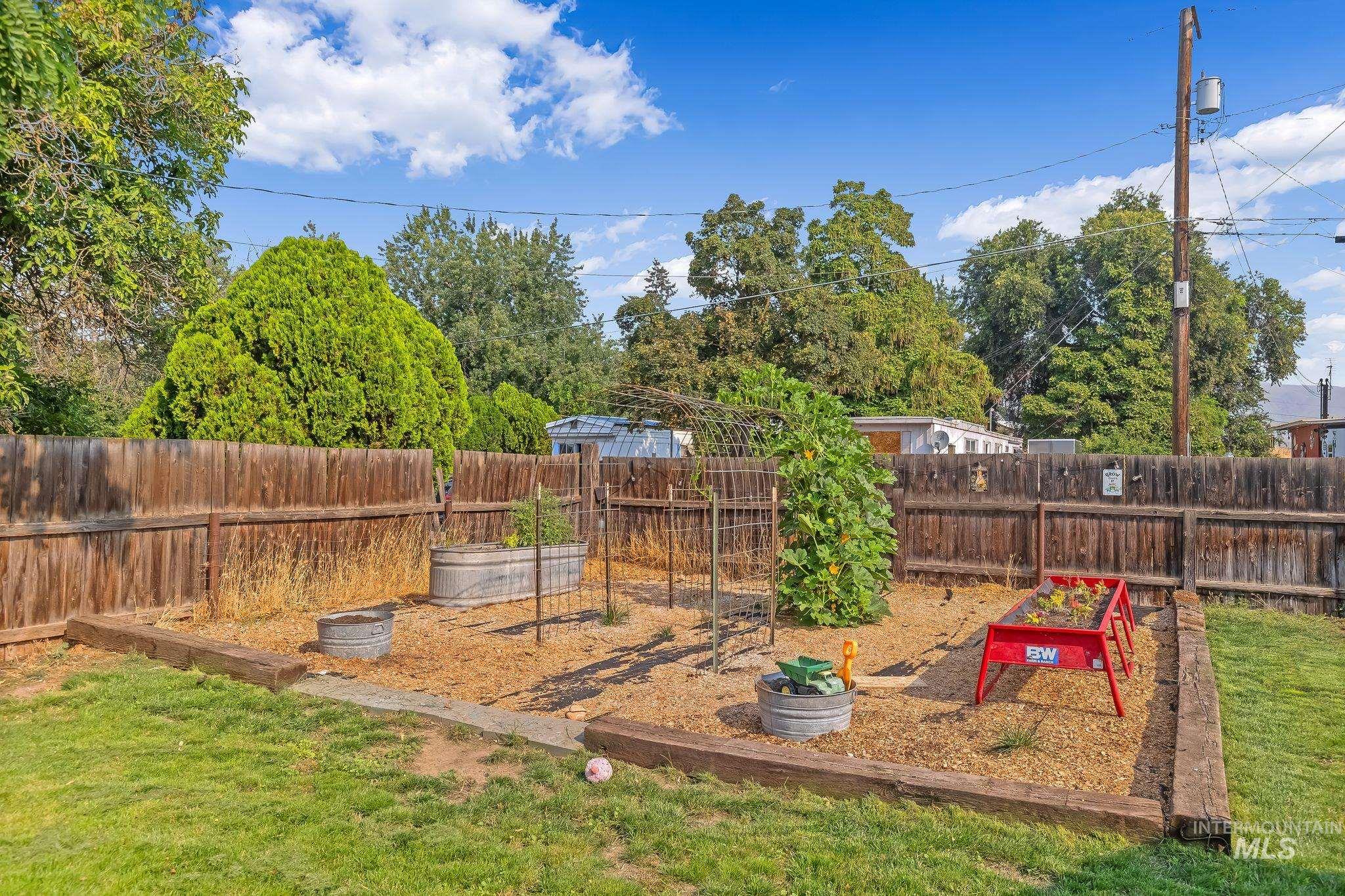 1011 20th Avenue, Clarkston, Washington 99403, 3 Bedrooms, 2 Bathrooms, Residential For Sale, Price $425,000, 98999339