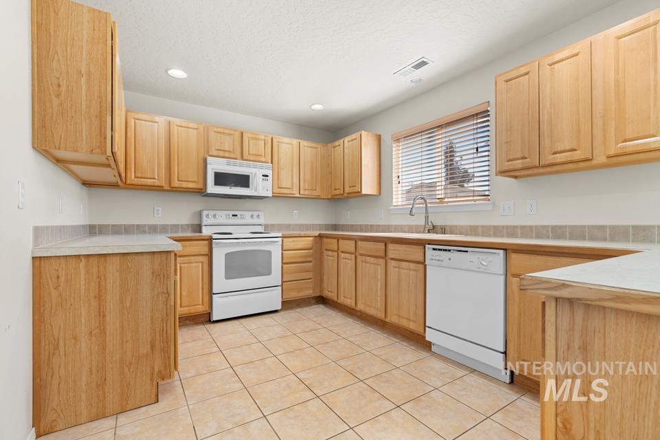 16346 Silver Creek, Caldwell, Idaho 83607, 3 Bedrooms, 2.5 Bathrooms, Residential For Sale, Price $389,950,MLS 98999371