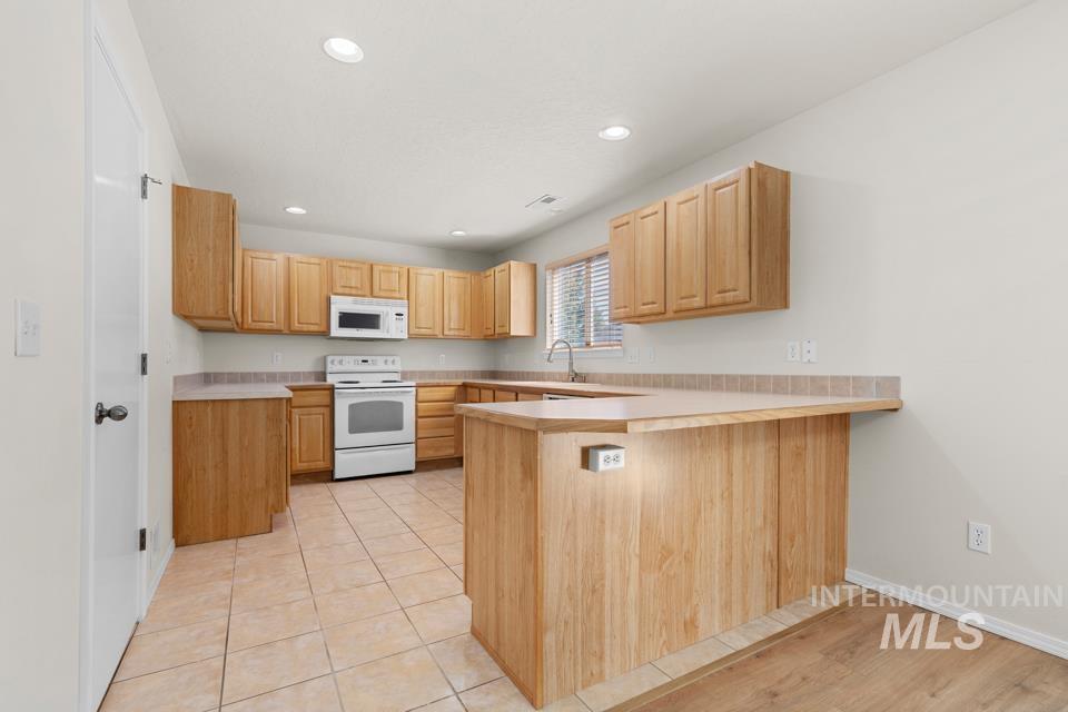 16346 Silver Creek, Caldwell, Idaho 83607, 3 Bedrooms, 2.5 Bathrooms, Residential For Sale, Price $389,950,MLS 98999371