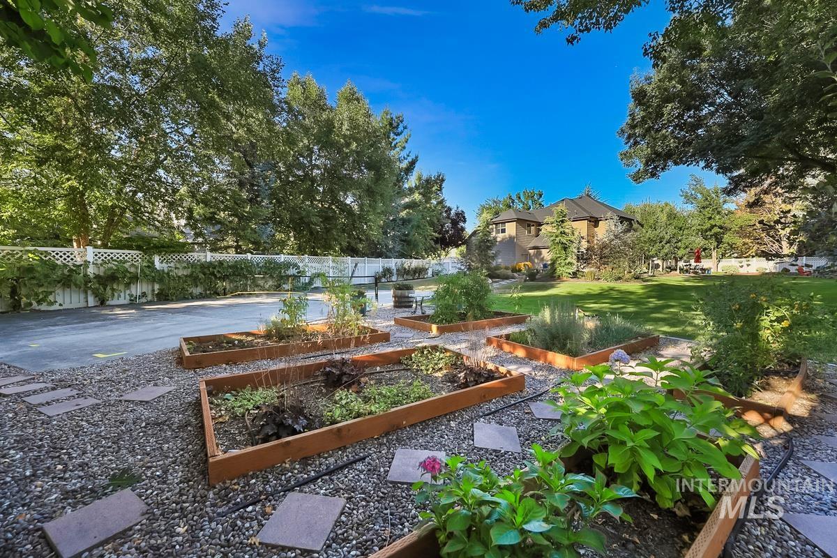 277 W Drift Stone Ct, Eagle, Idaho 83616, 4 Bedrooms, 2.5 Bathrooms, Residential For Sale, Price $1,199,000,MLS 98999377