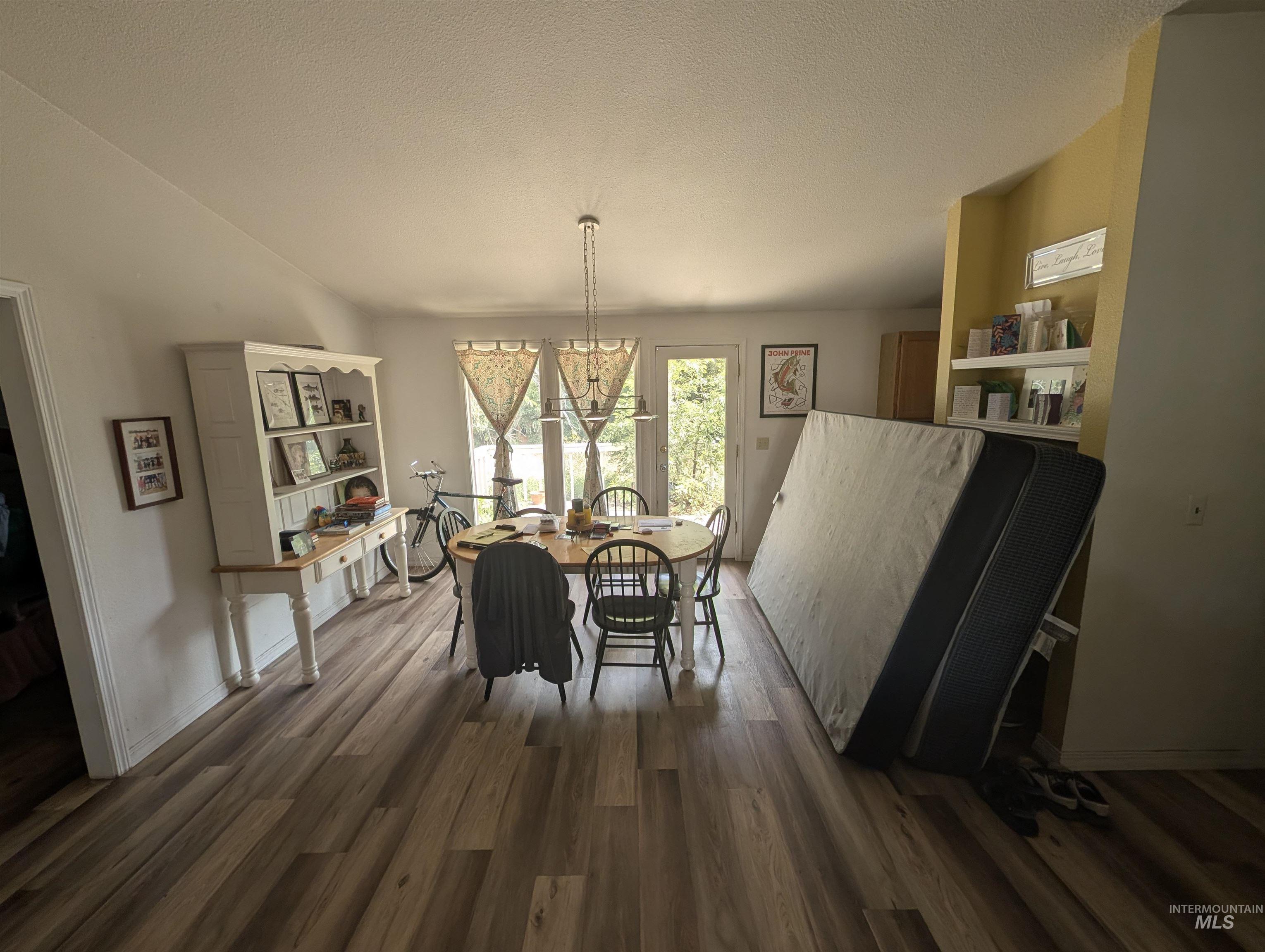 2238 N Siesta Way, Boise, Idaho 83704, 3 Bedrooms, 2 Bathrooms, Residential For Sale, Price $435,000, 98999379