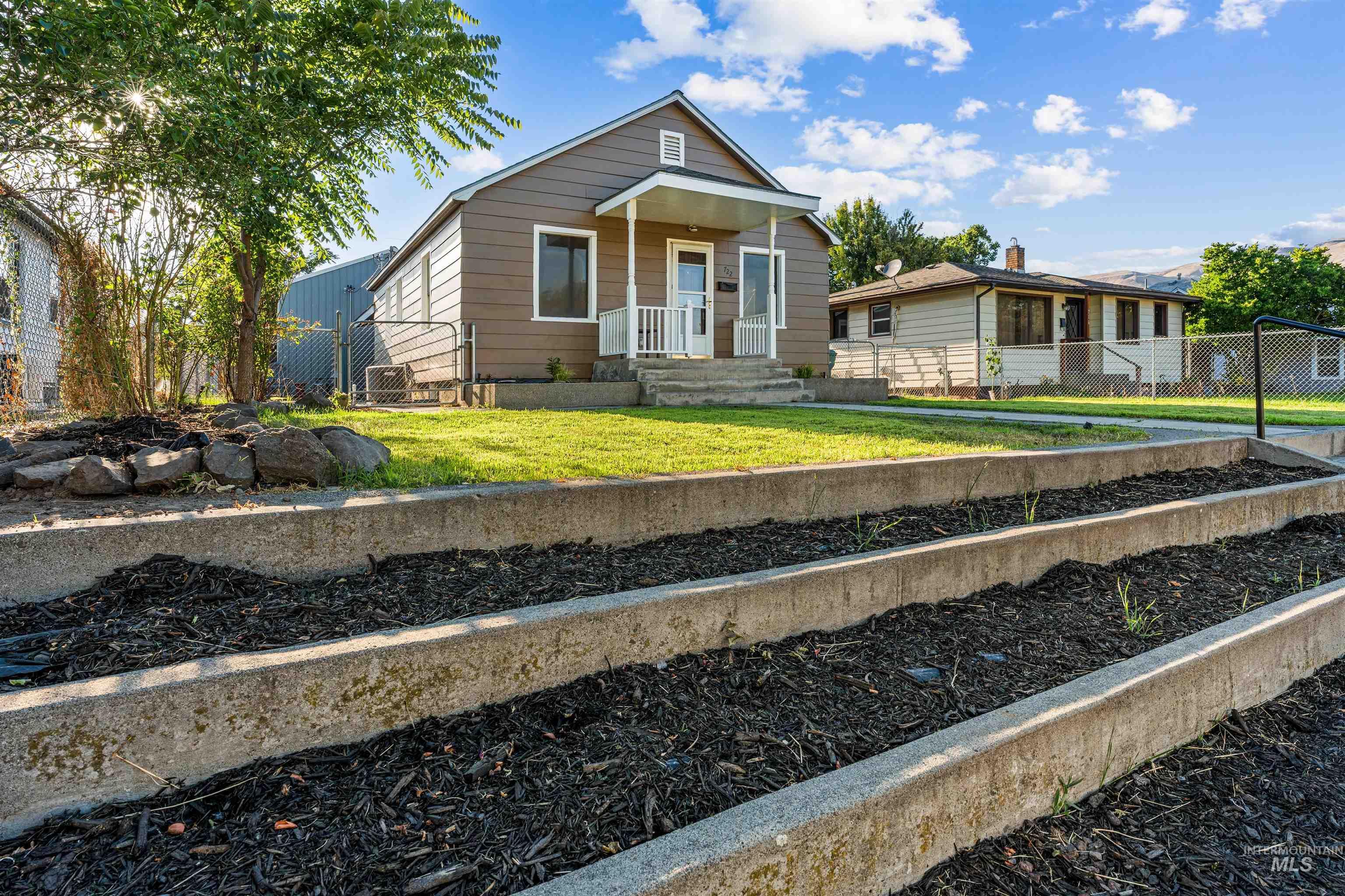 722 3rd St, Clarkston, Washington 99403, 5 Bedrooms, 2 Bathrooms, Residential For Sale, Price $354,000,MLS 98999380