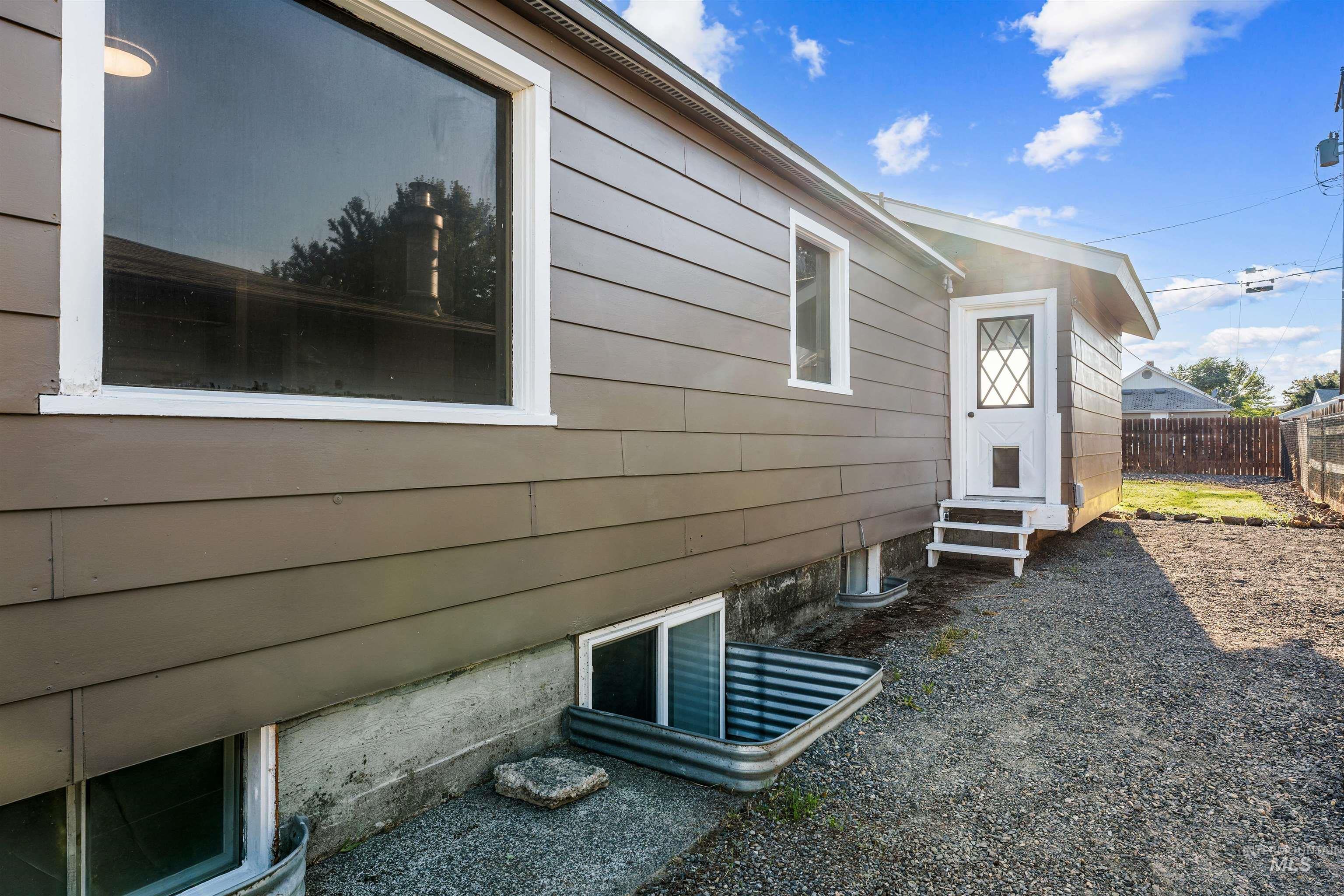 722 3rd St, Clarkston, Washington 99403, 5 Bedrooms, 2 Bathrooms, Residential For Sale, Price $354,000,MLS 98999380