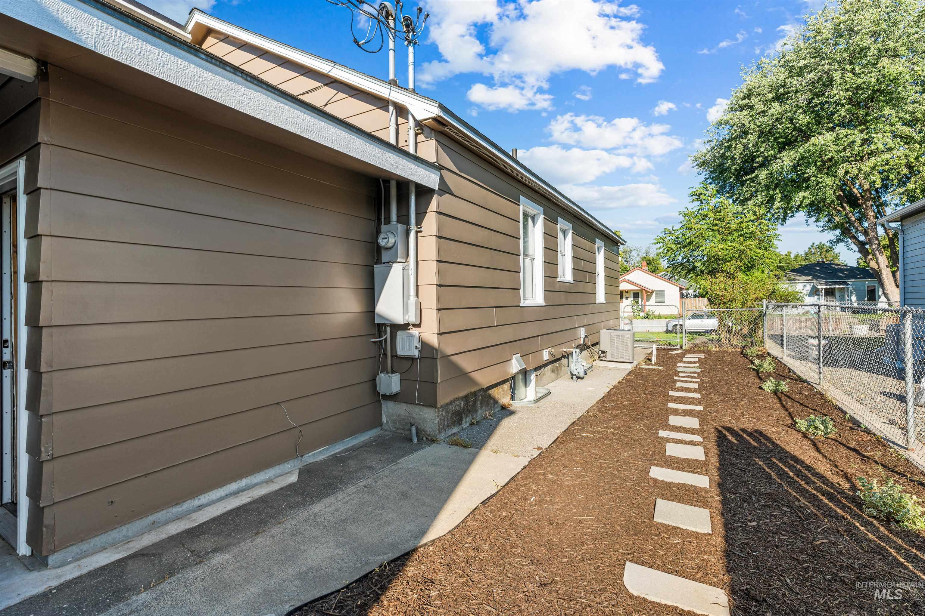 722 3rd St, Clarkston, Washington 99403, 5 Bedrooms, 2 Bathrooms, Residential For Sale, Price $354,000,MLS 98999380