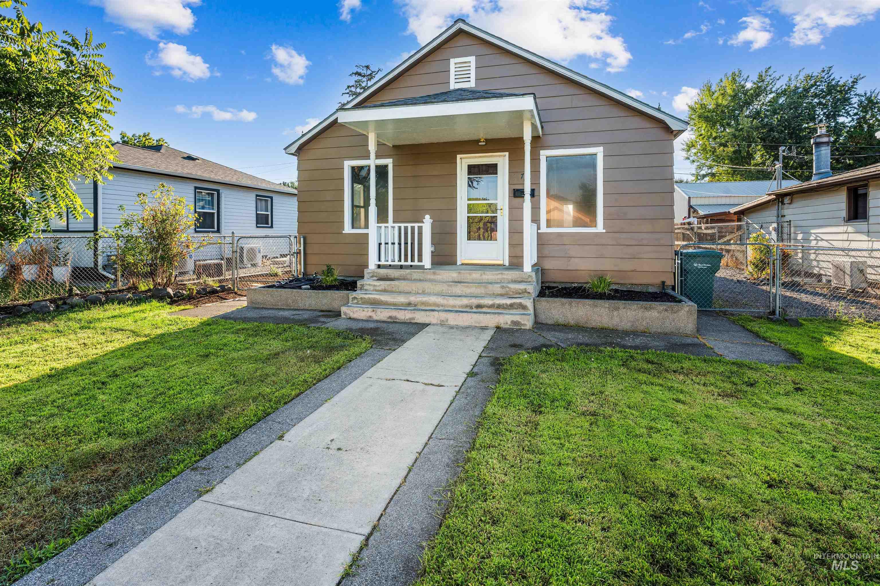 722 3rd St, Clarkston, Washington 99403, 5 Bedrooms, 2 Bathrooms, Residential For Sale, Price $354,000,MLS 98999380