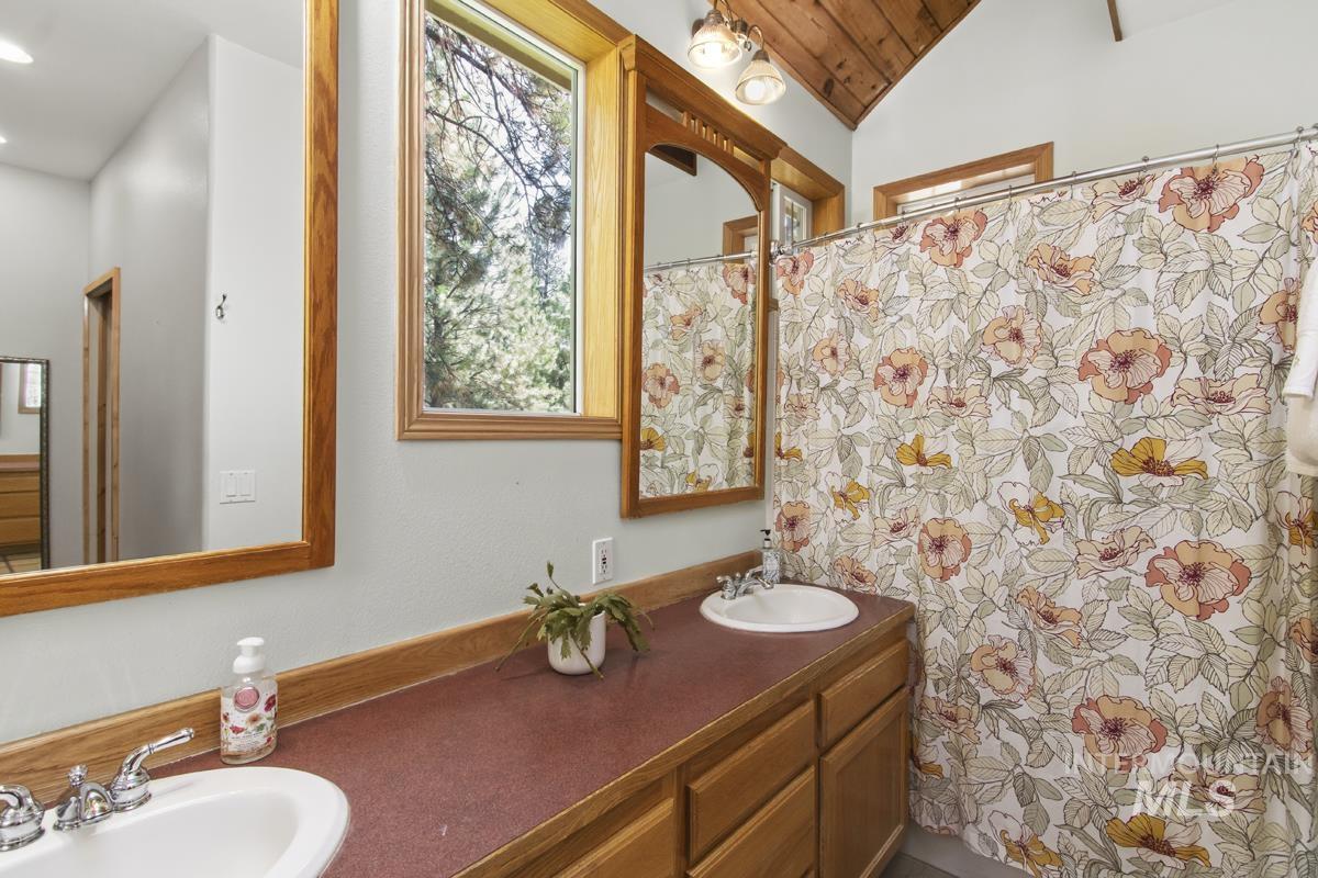 1610 Pine Lake Ranch Drive, Cascade, Idaho 83611, 3 Bedrooms, 3 Bathrooms, Residential For Sale, Price $1,199,000,MLS 98999385