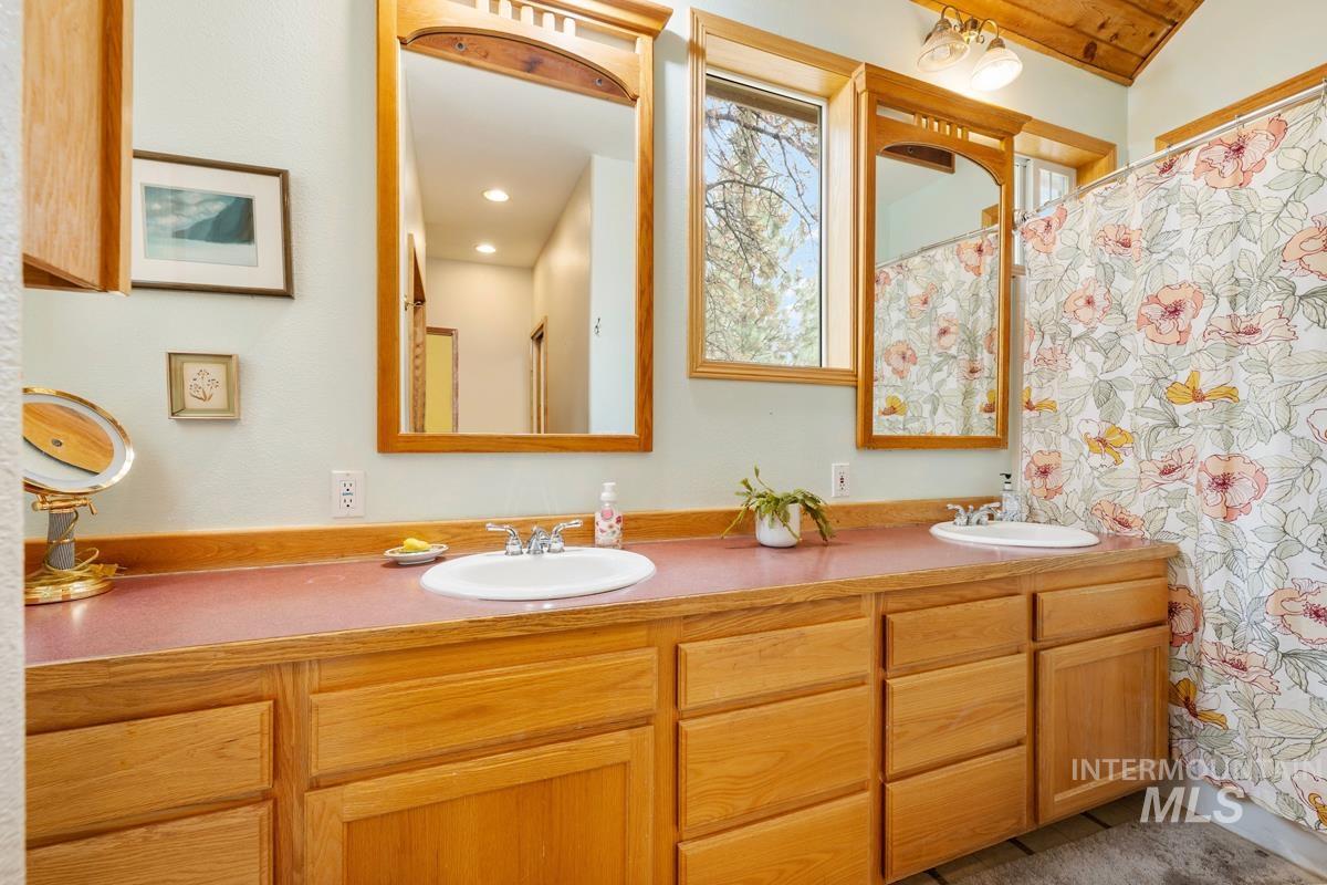 1610 Pine Lake Ranch Drive, Cascade, Idaho 83611, 3 Bedrooms, 3 Bathrooms, Residential For Sale, Price $1,199,000,MLS 98999385