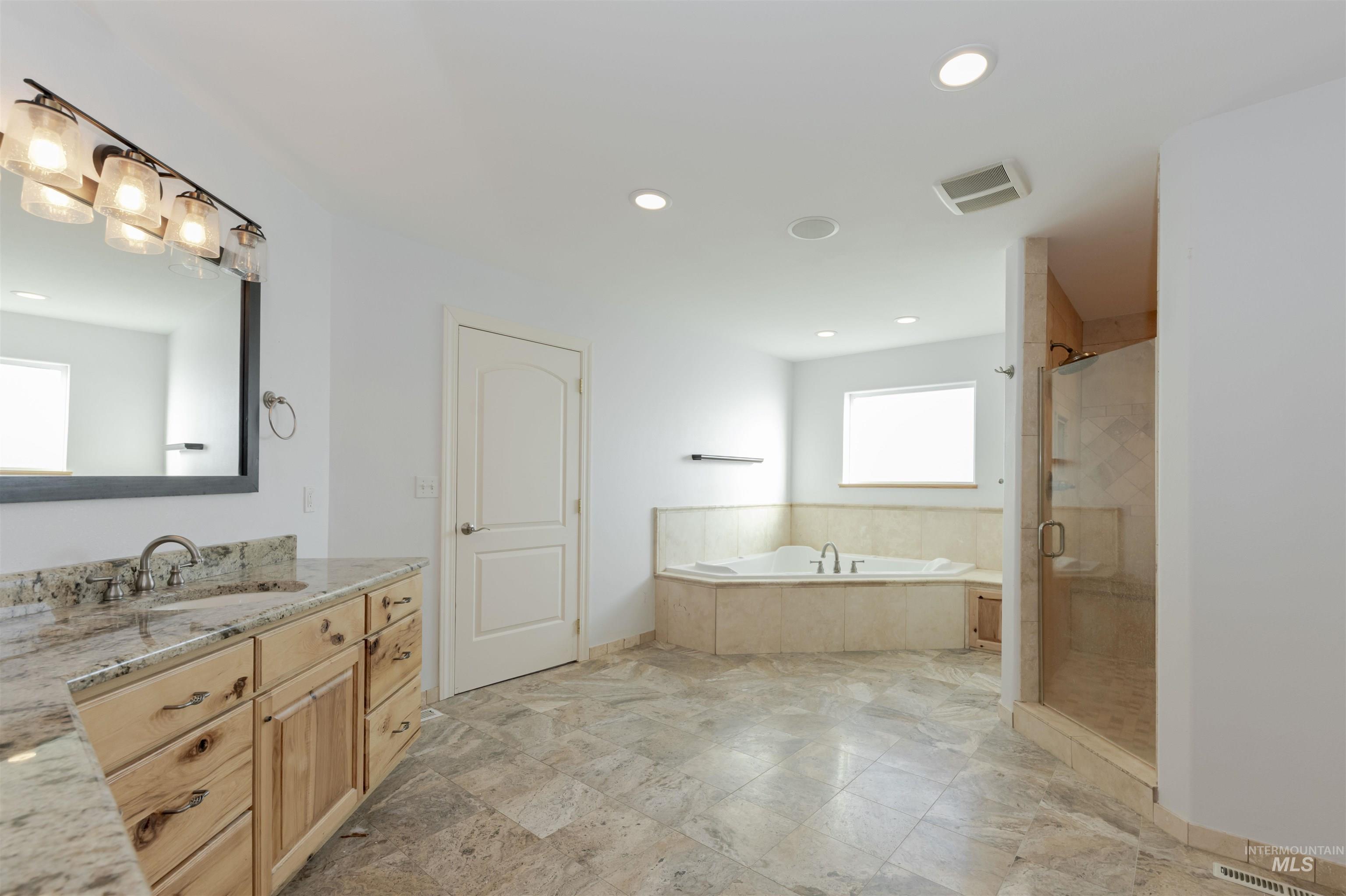 7591 Pheasant Chase Drive, Lewiston, Idaho 83501, 3 Bedrooms, 3 Bathrooms, Residential For Sale, Price $680,000, 98999387