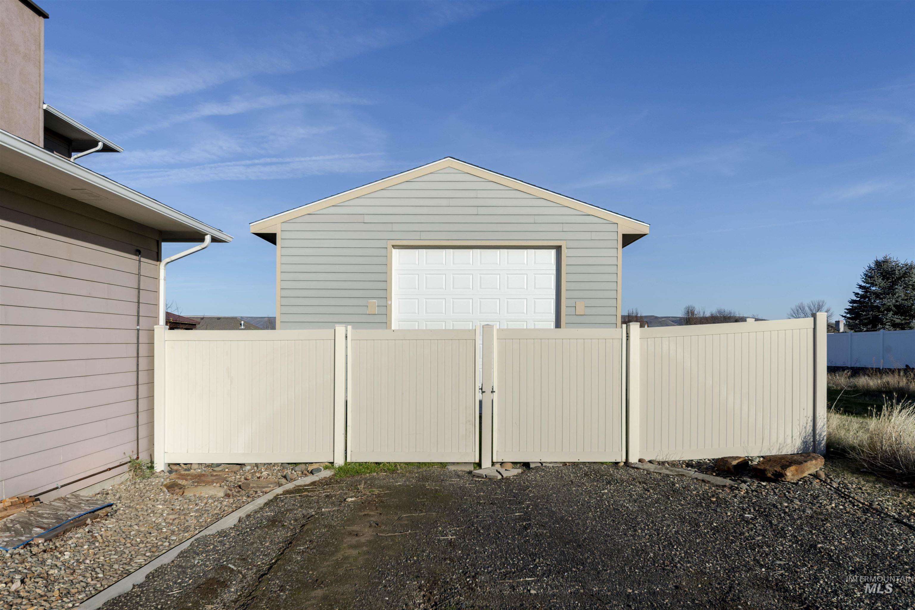 7591 Pheasant Chase Drive, Lewiston, Idaho 83501, 3 Bedrooms, 3 Bathrooms, Residential For Sale, Price $680,000, 98999387