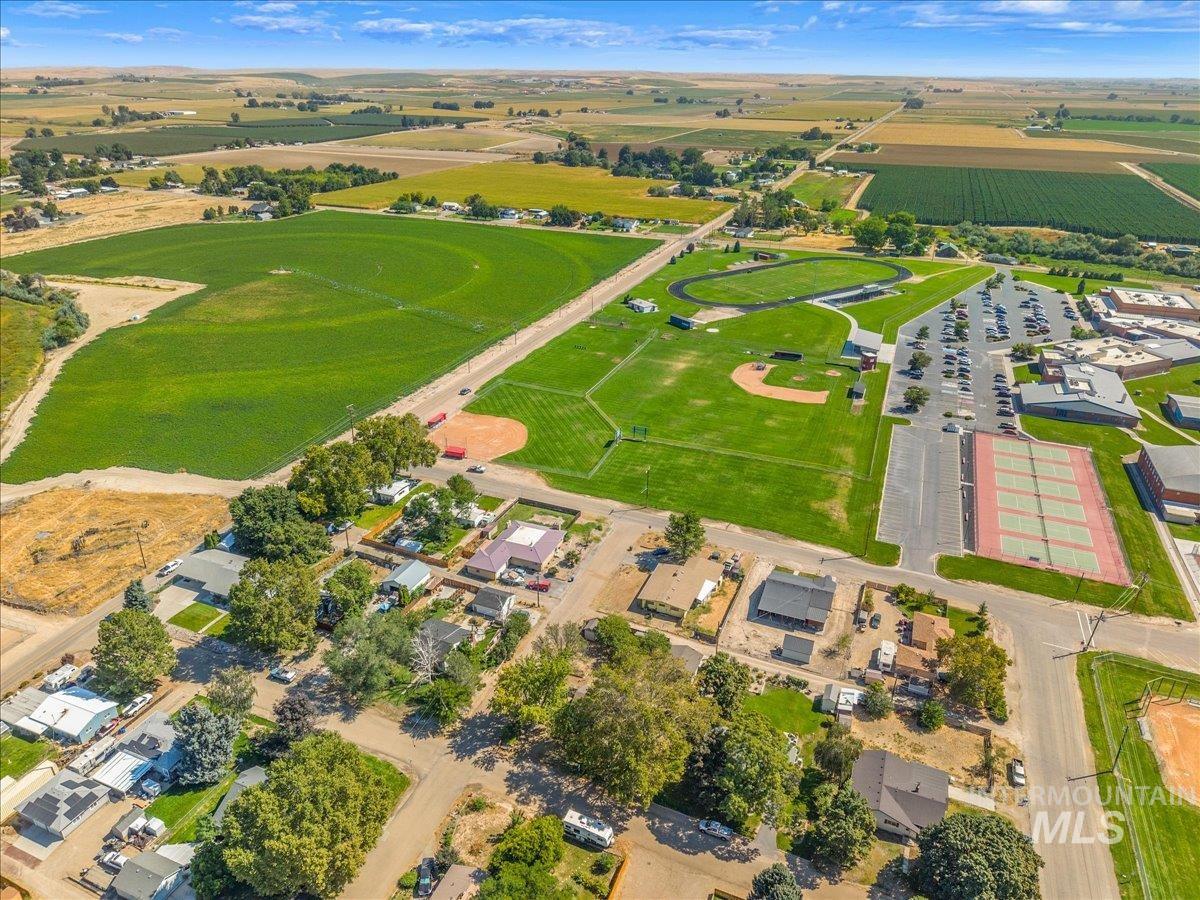 1010 N 7th St, Parma, Idaho 83660, 3 Bedrooms, 2 Bathrooms, Residential For Sale, Price $400,000,MLS 98999388