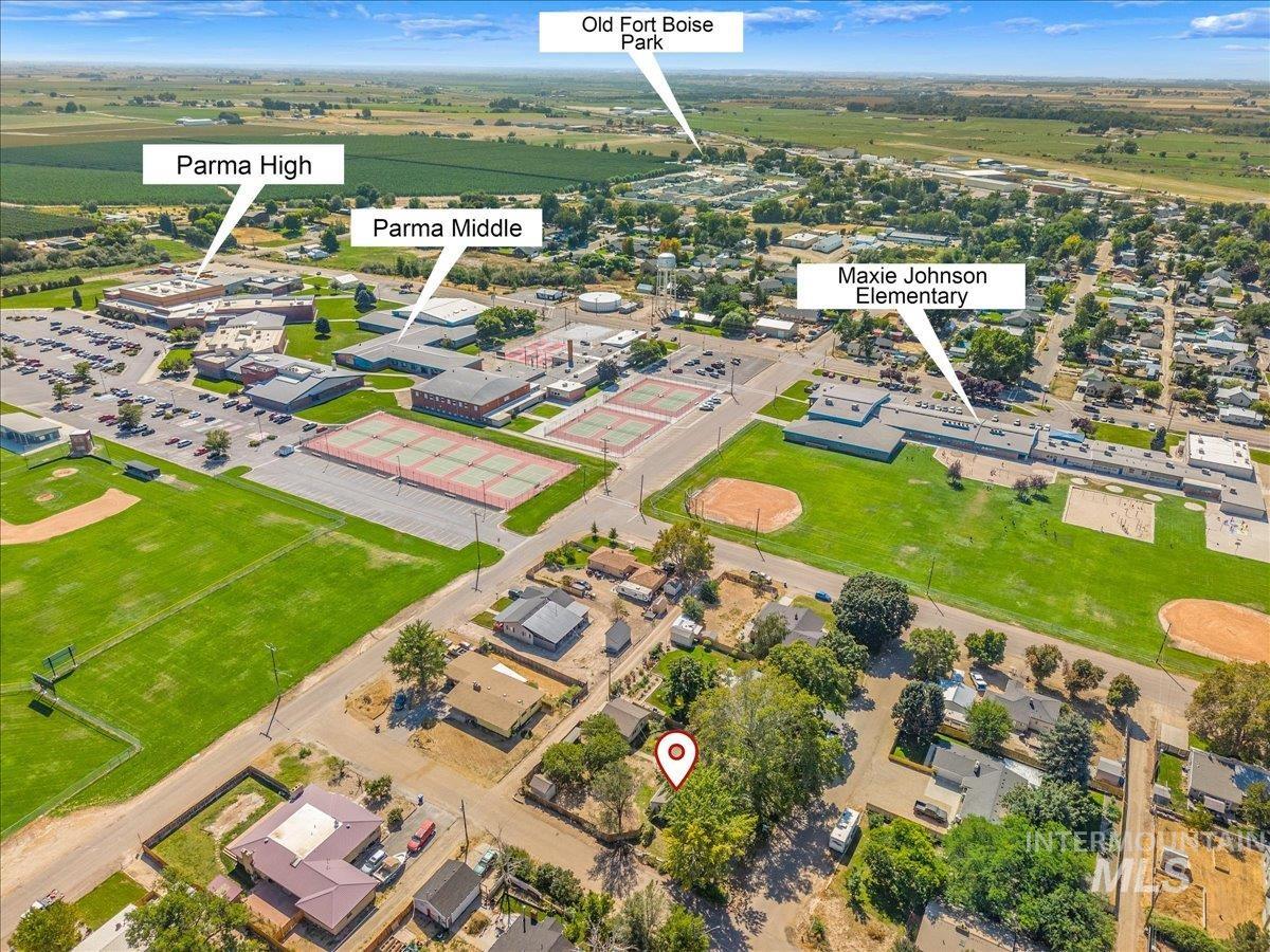 1010 N 7th St, Parma, Idaho 83660, 3 Bedrooms, 2 Bathrooms, Residential For Sale, Price $400,000,MLS 98999388