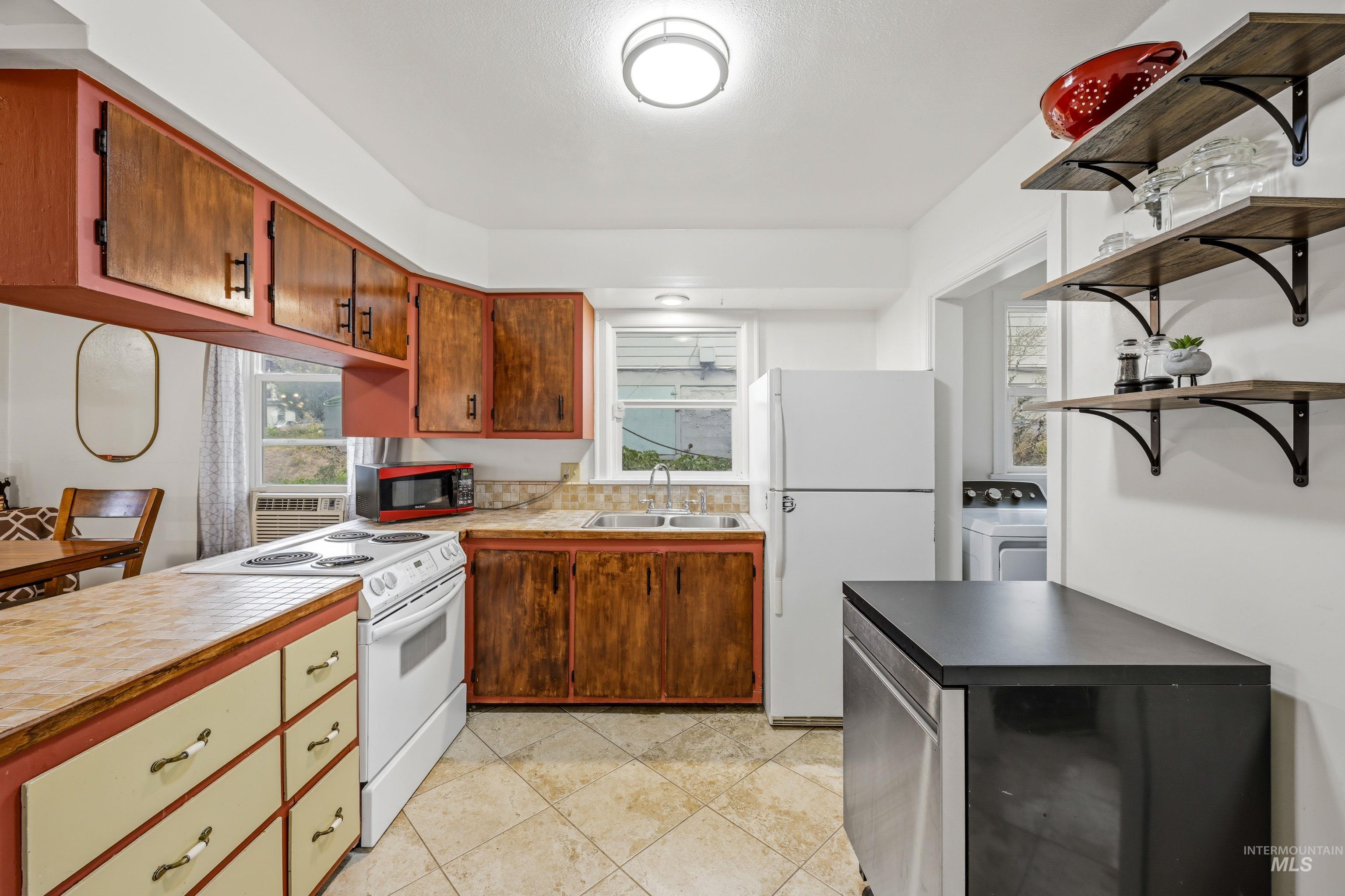 512 N Main St, Moscow, Idaho 83843, 3 Bedrooms, 1 Bathroom, Residential For Sale, Price $349,900,MLS 98999392