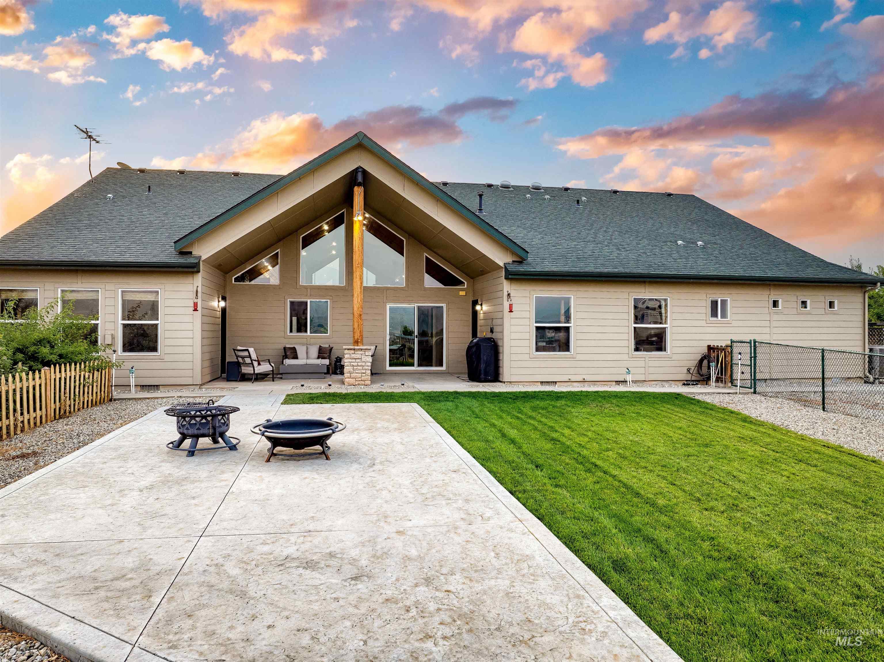 9225 N Highway 52, Horseshoe Bend, Idaho 83629, 3 Bedrooms, 2.5 Bathrooms, Residential For Sale, Price $1,400,000,MLS 98999405