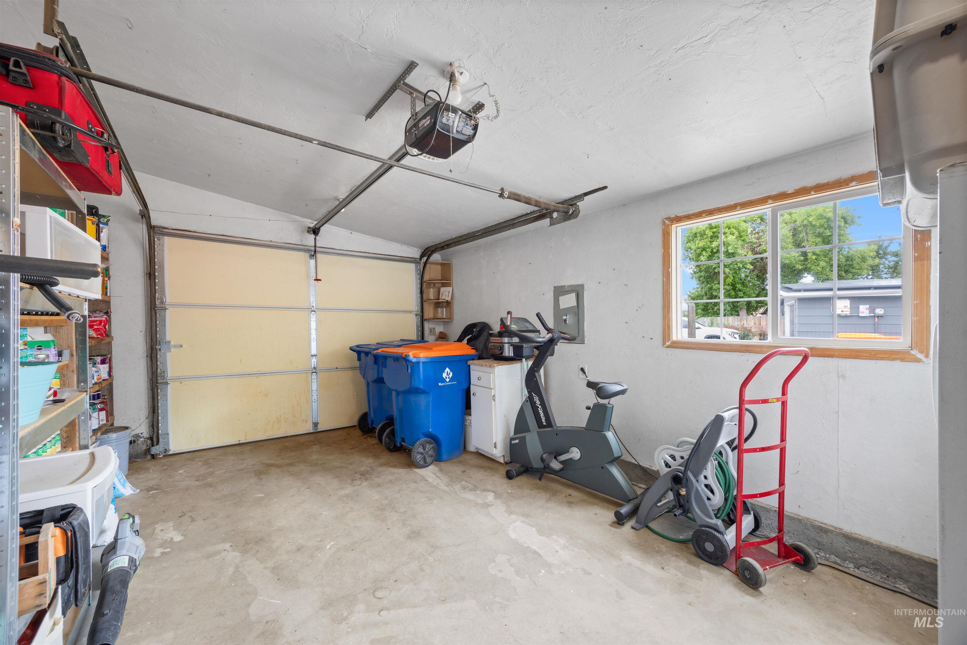 10563 W Silver Fox Dr, Boise, Idaho 83709, 3 Bedrooms, 1 Bathroom, Residential For Sale, Price $385,000,MLS 98999490