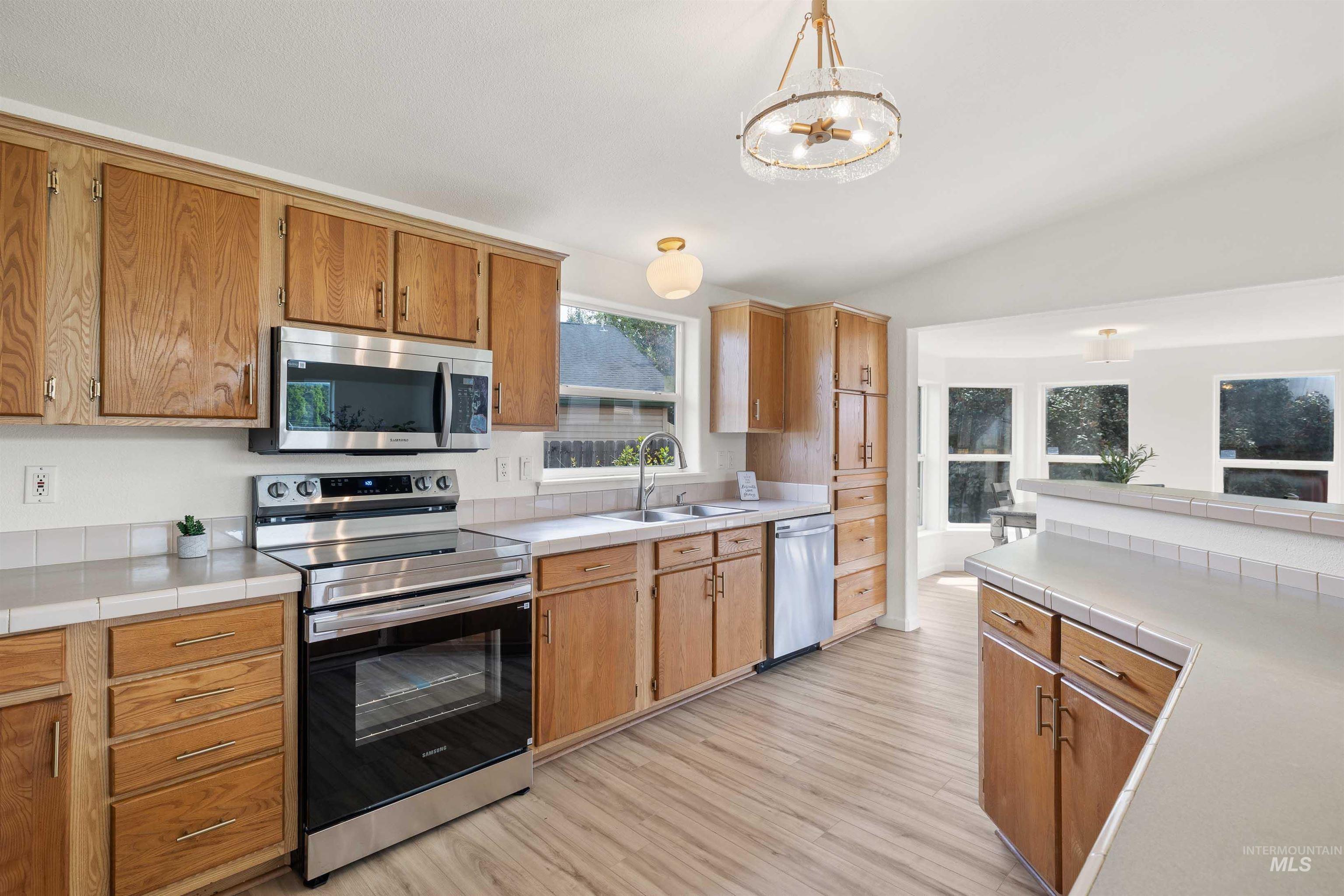 327 W Avenue I, Jerome, Idaho 83338, 3 Bedrooms, 2 Bathrooms, Residential For Sale, Price $334,900,MLS 98999495